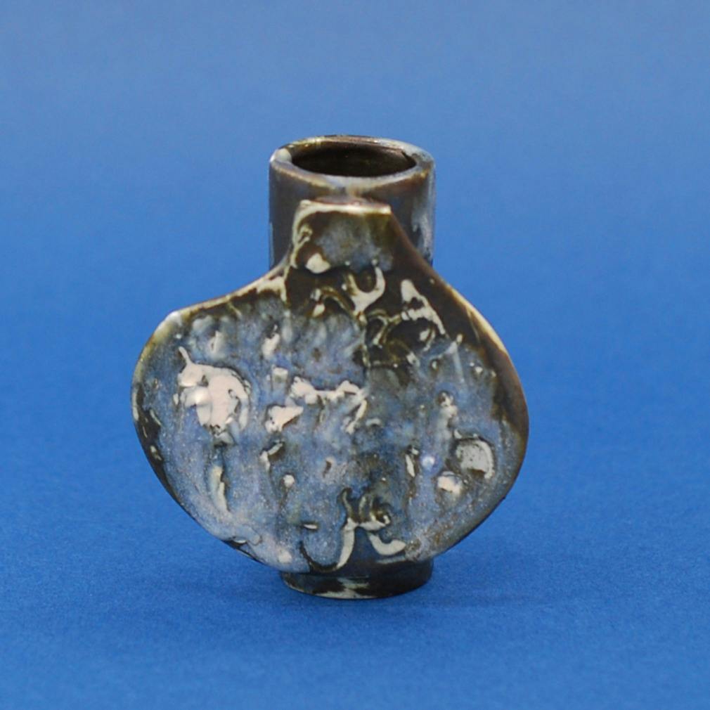 フラットな壺が付いたフラワーベース