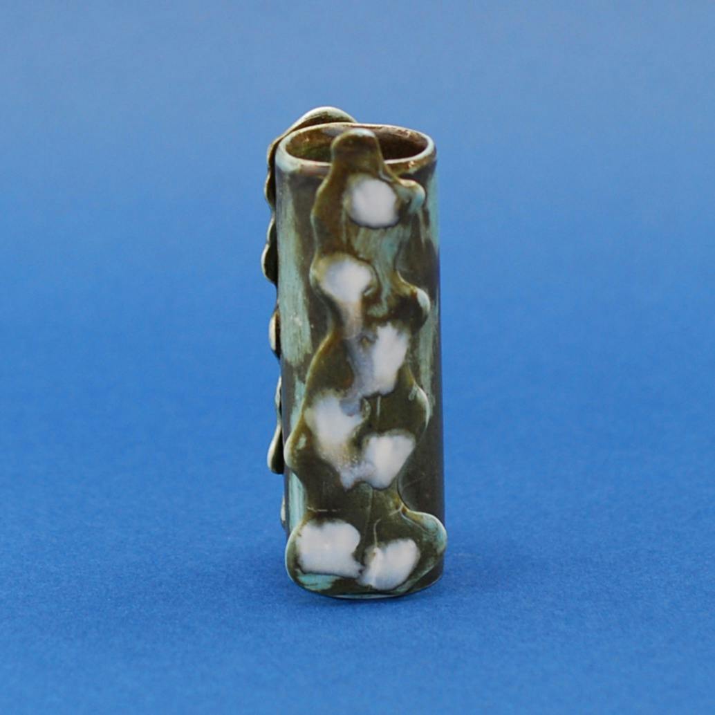 フラットな植物が付いたフラワーベース