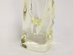 白瑠璃ガラス 変屈花器