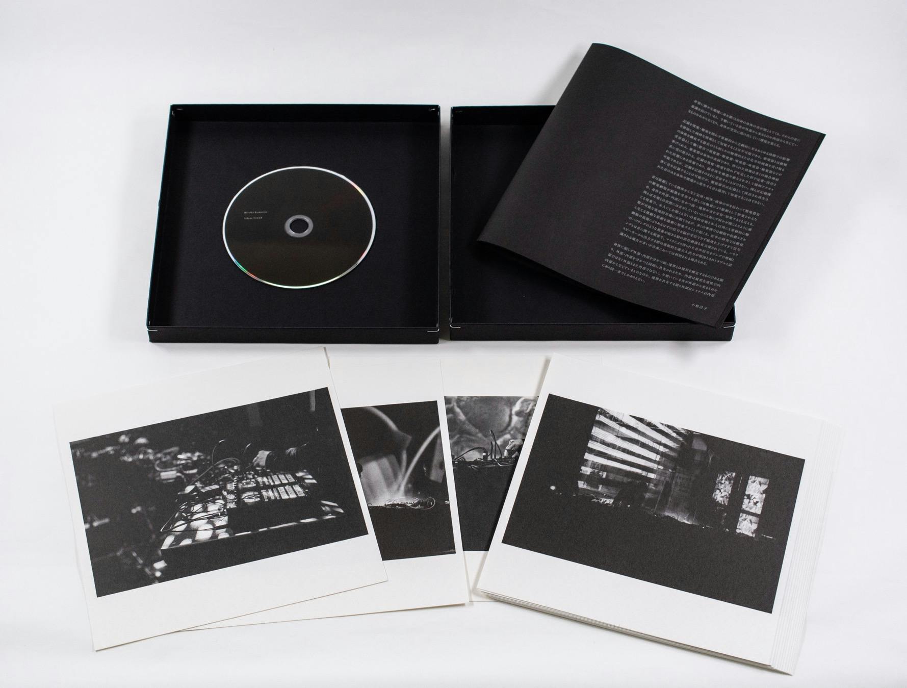 箱の内容は上段左から順にDVD、ブックレット、下段：オフセット印刷写真15枚(見本画像)