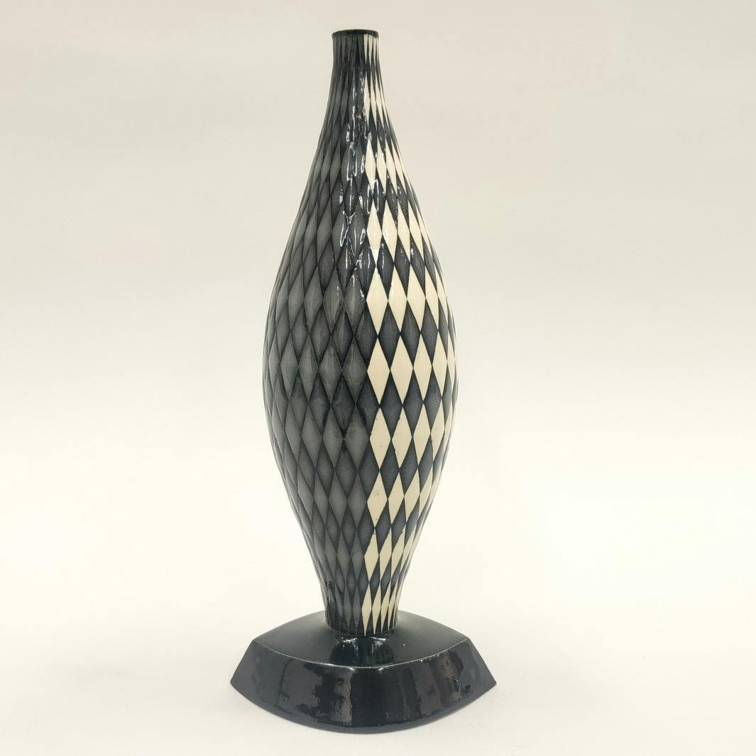 白黒ダイヤ柄 象嵌飾り瓶