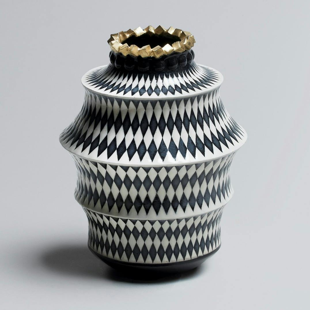 白黒ダイヤ柄 象嵌壺 -縄文土偶のオマージュ-