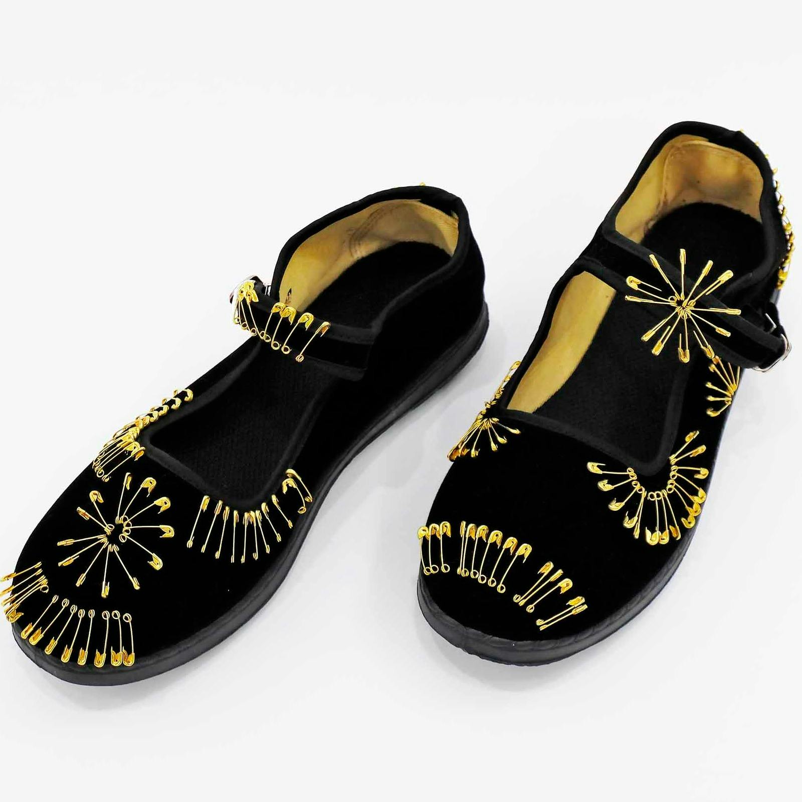 安全ピンのストラップシューズ