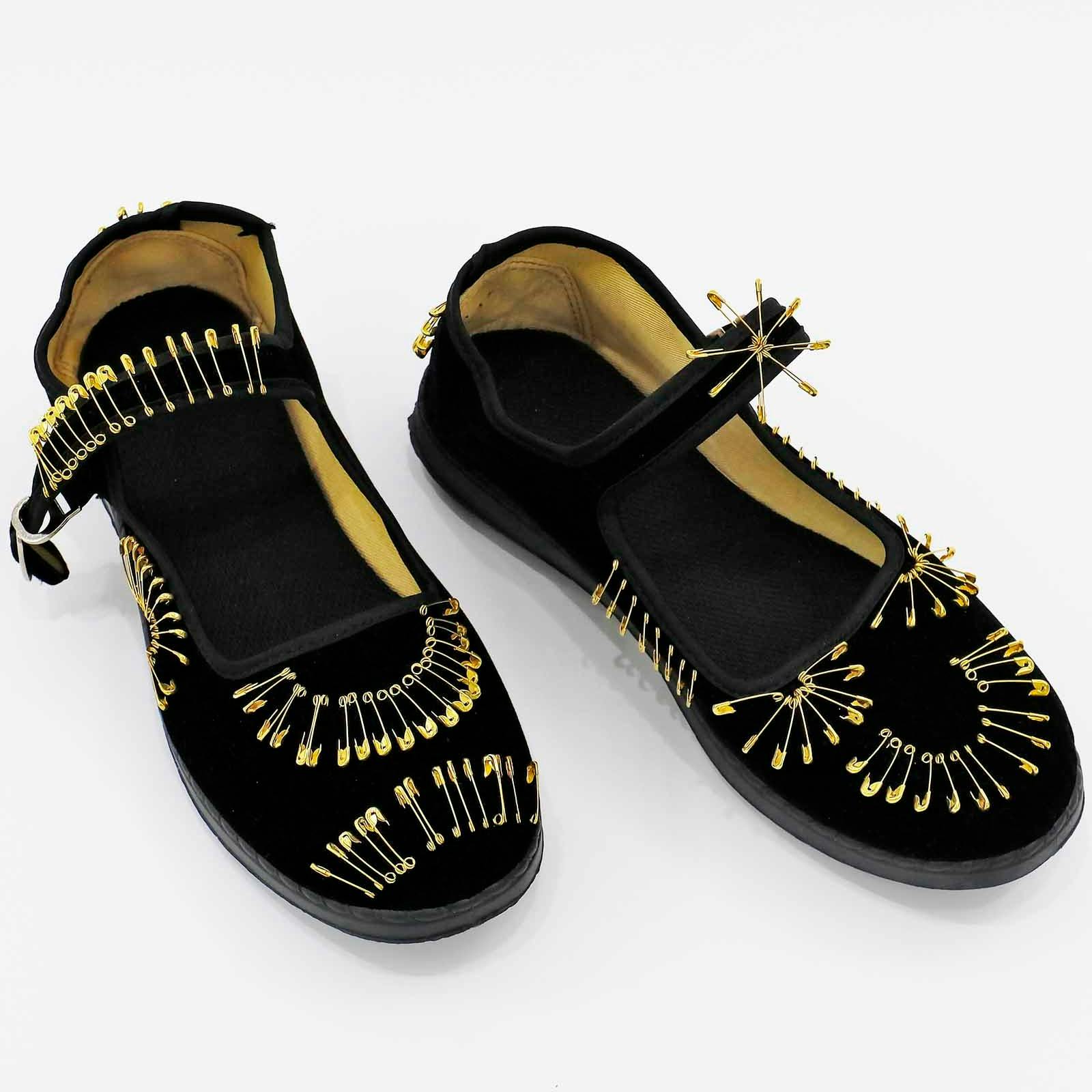 安全ピンのストラップシューズ