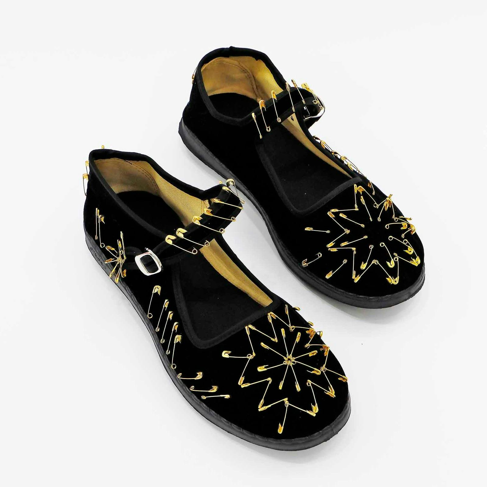 安全ピンのストラップシューズ