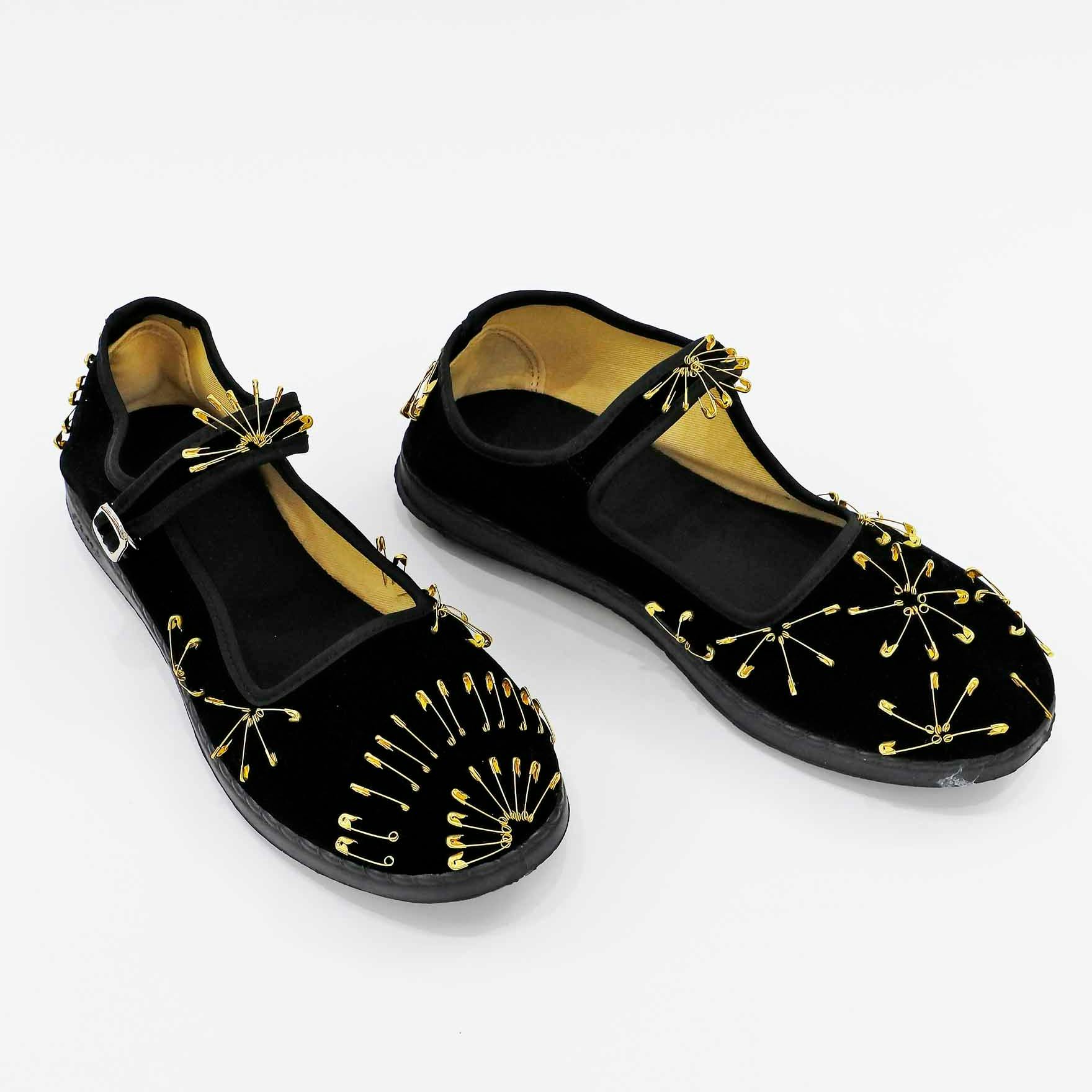 安全ピンのストラップシューズ