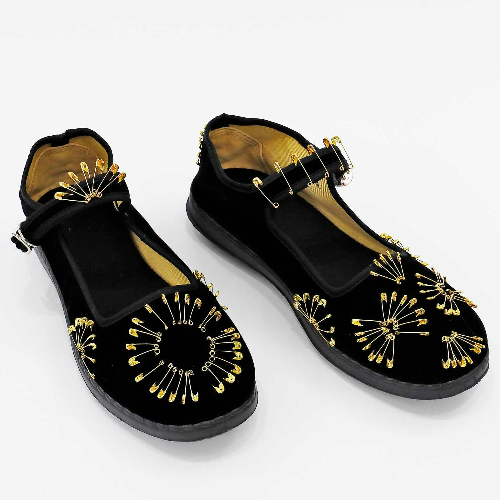 安全ピンのストラップシューズ