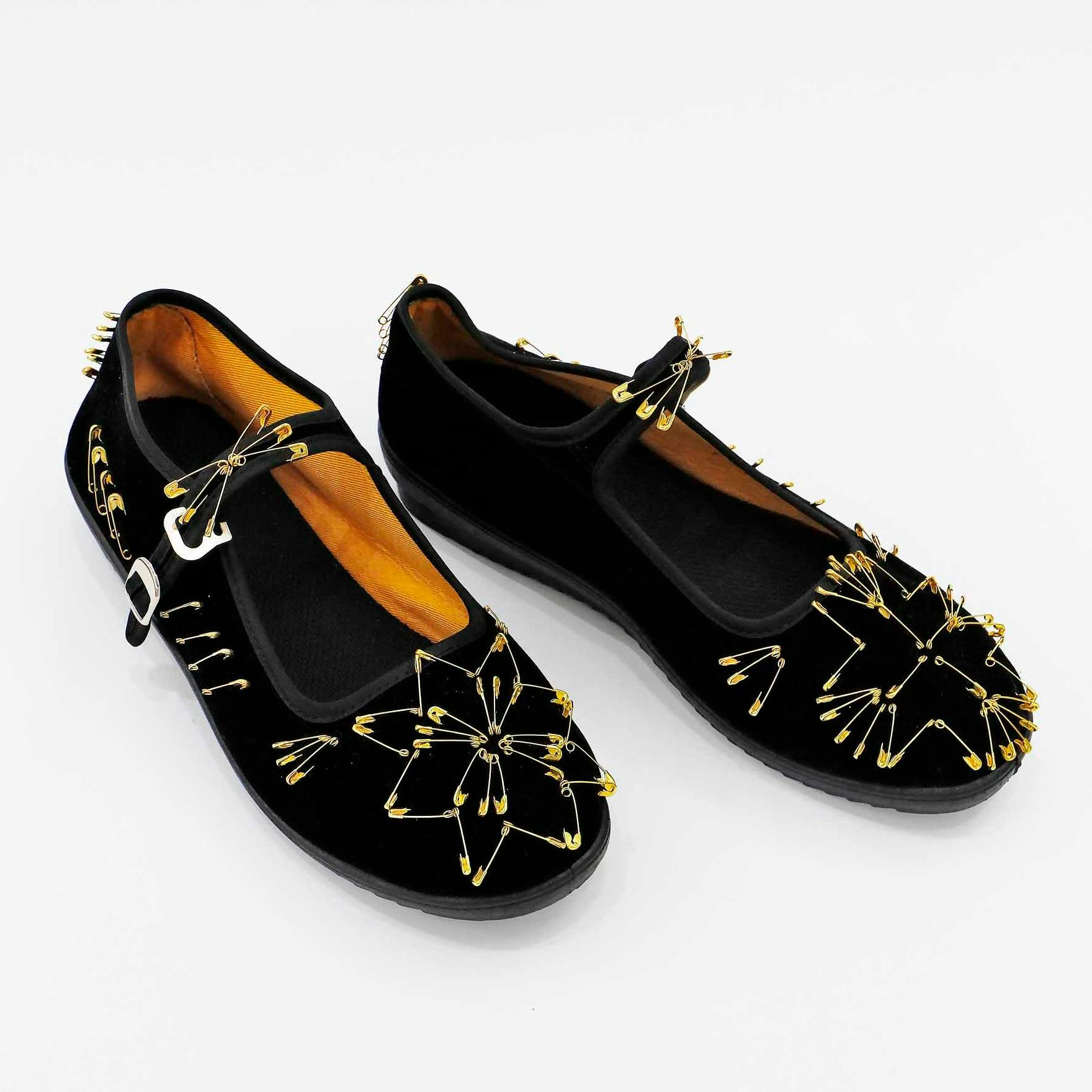 安全ピンのストラップシューズ