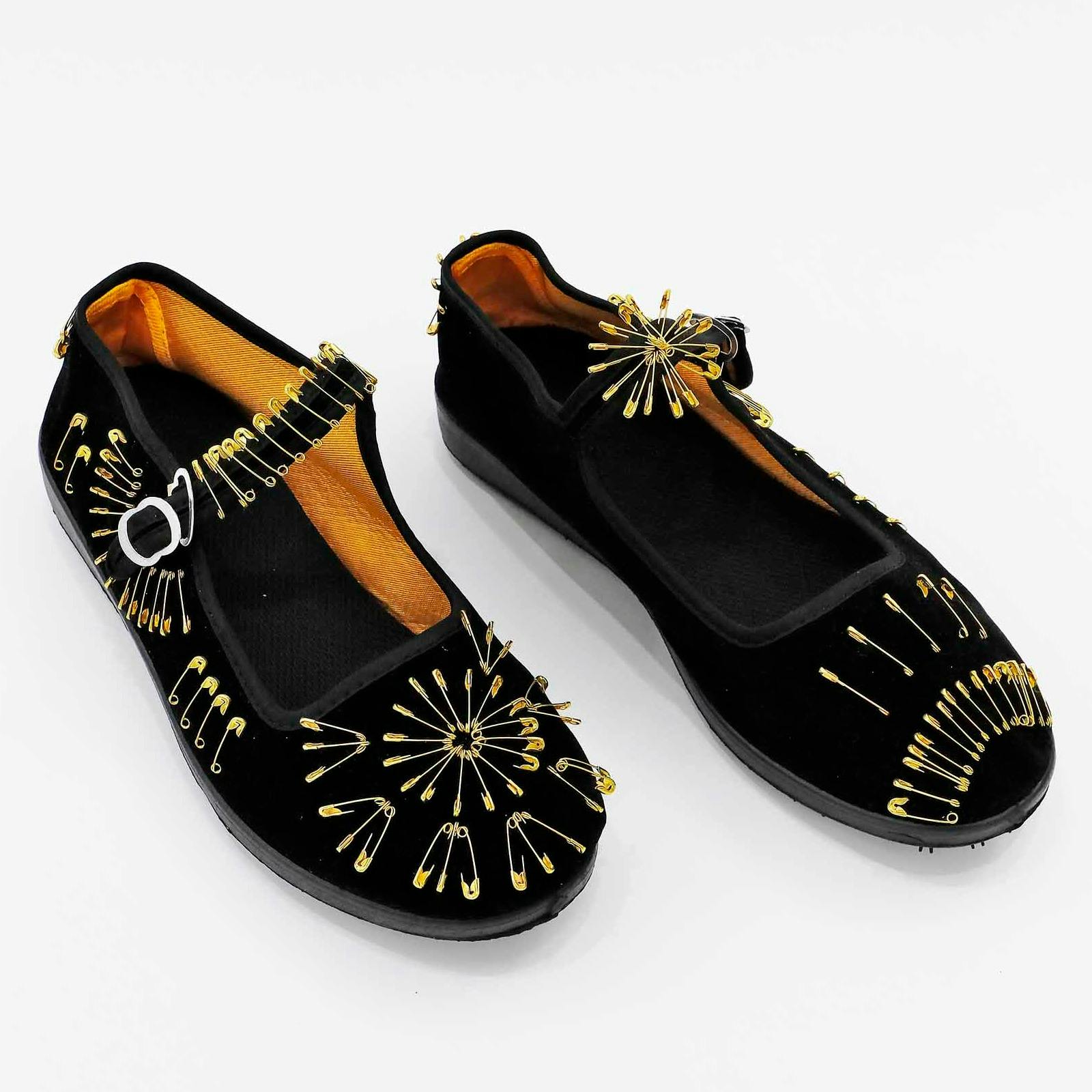 安全ピンのストラップシューズ