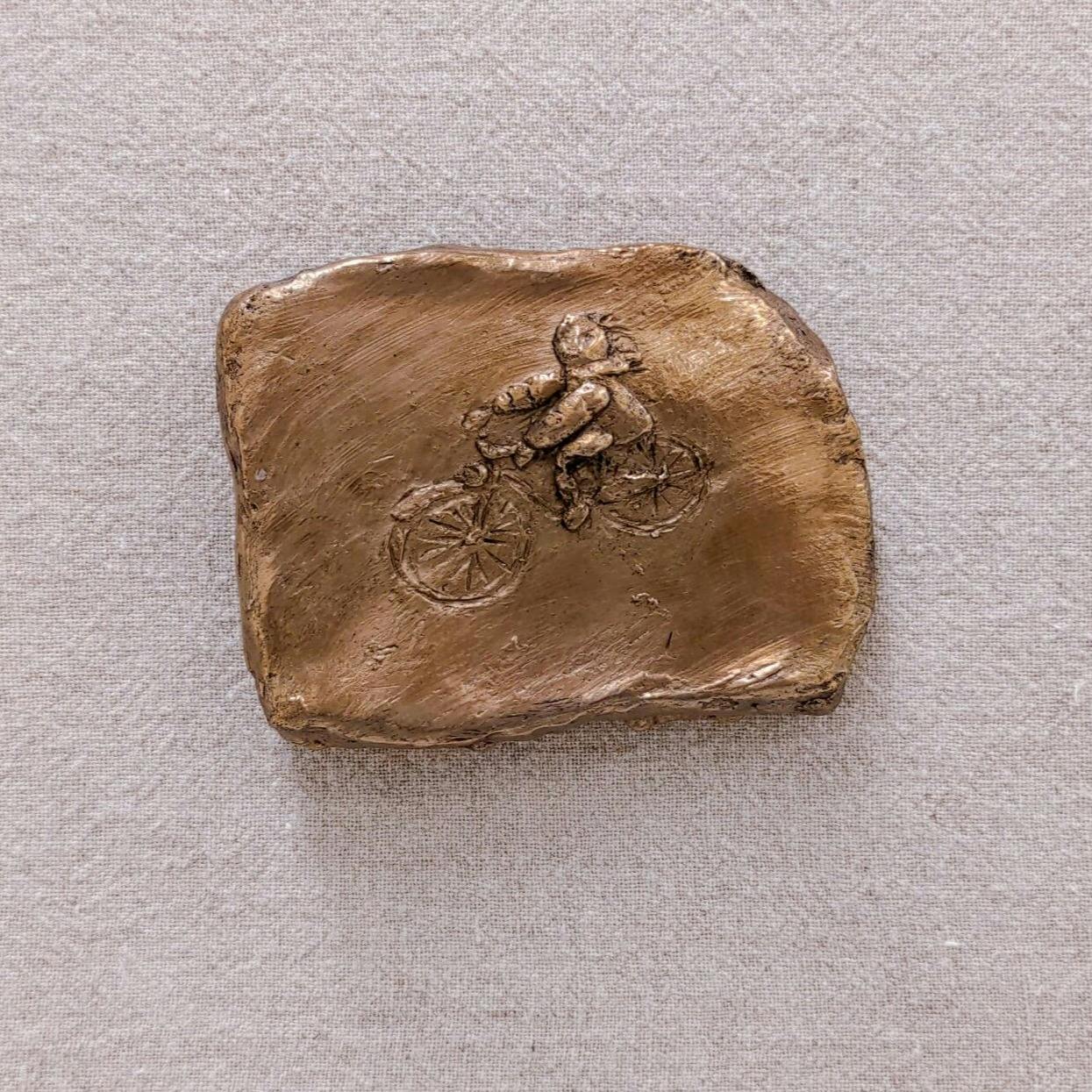 ブローチ すぐ行くよ (銅)