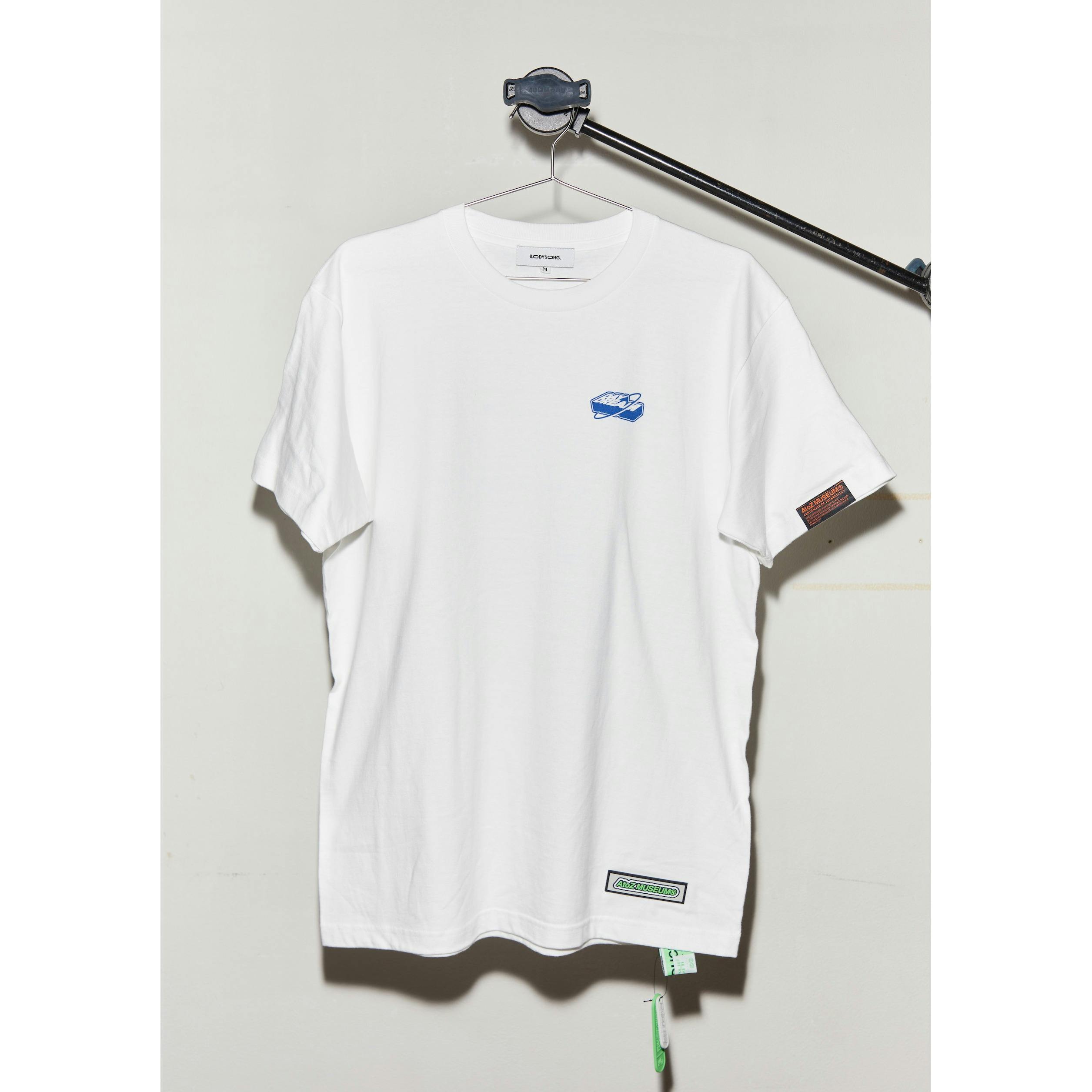 Koji Shiouchi x AtoZ MUSEUM® x BODYSONG.：Daydream logo-T_KSxBS./WHITE_BLUE(AZ13-T04)【Lサイズ】