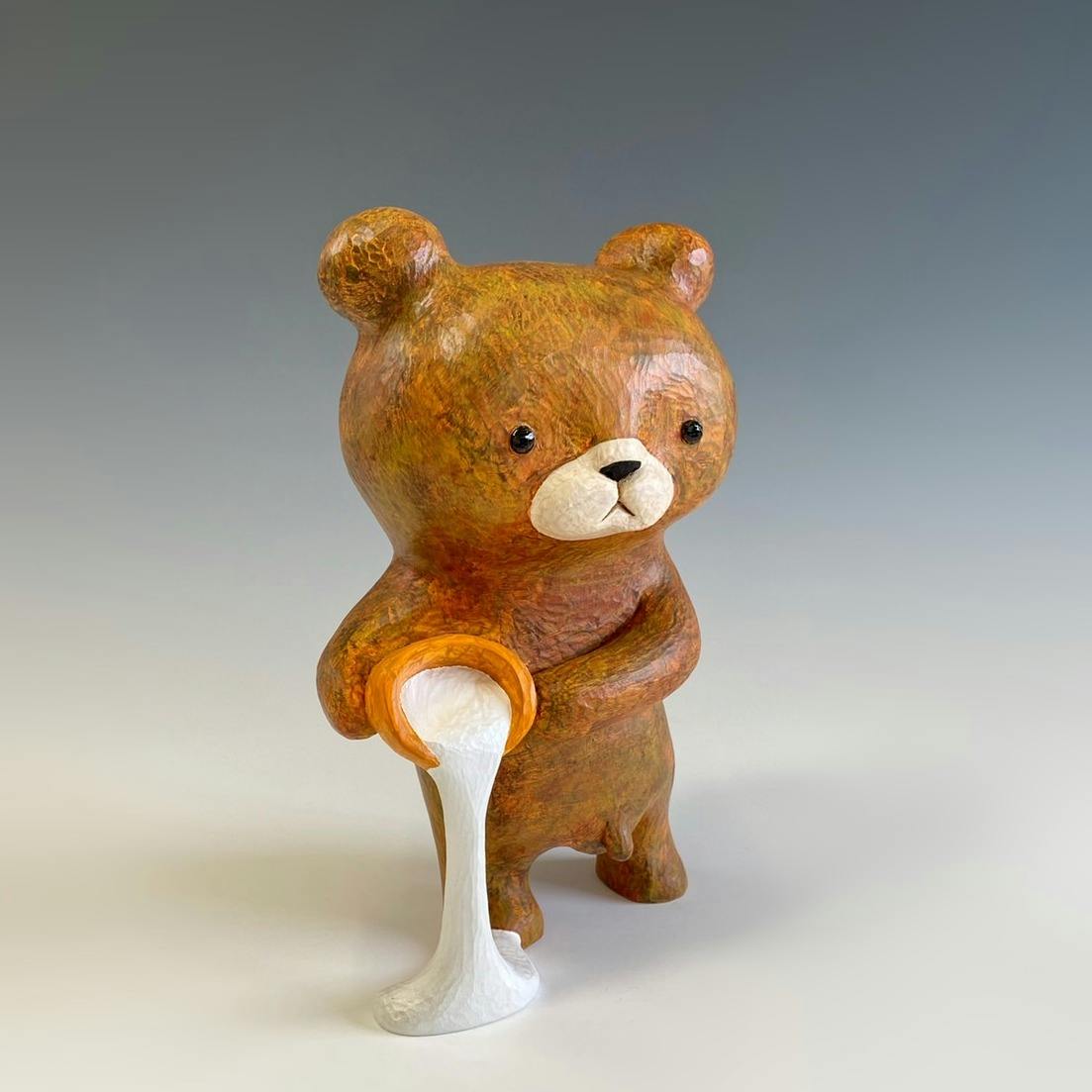 牛乳を注ぐクマ