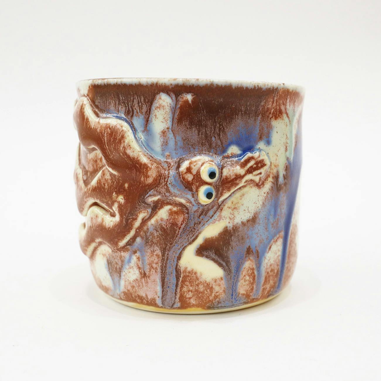 流れる生きものたちのコップ