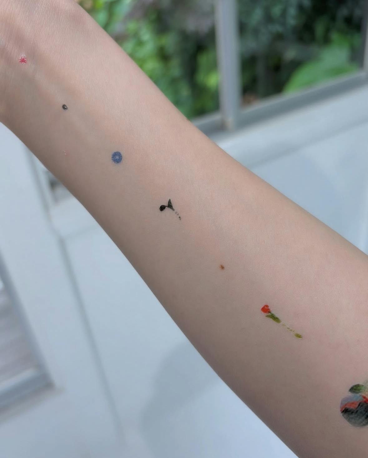 タトゥーシール「たおれた花器の水面下ではもう一度同じ花が水を吸い上げている」