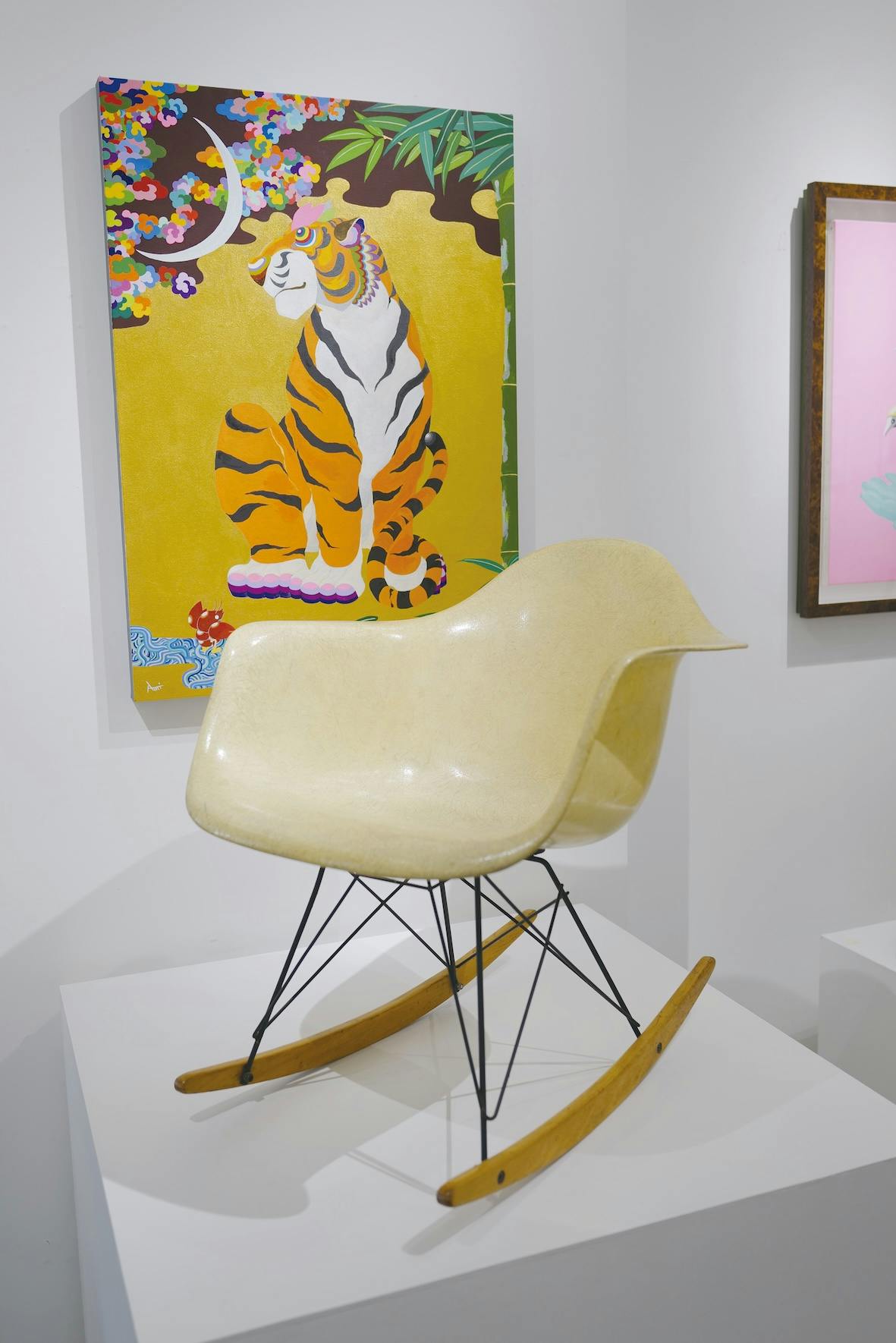 イームズ「RAR」ロッキングチェア 1950s × 柴田亜美 キャンバス作品「虎」