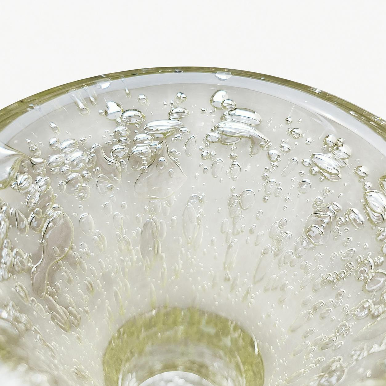 白瑠璃ガラス HAKURURI Bubble Water Solid Vessel
