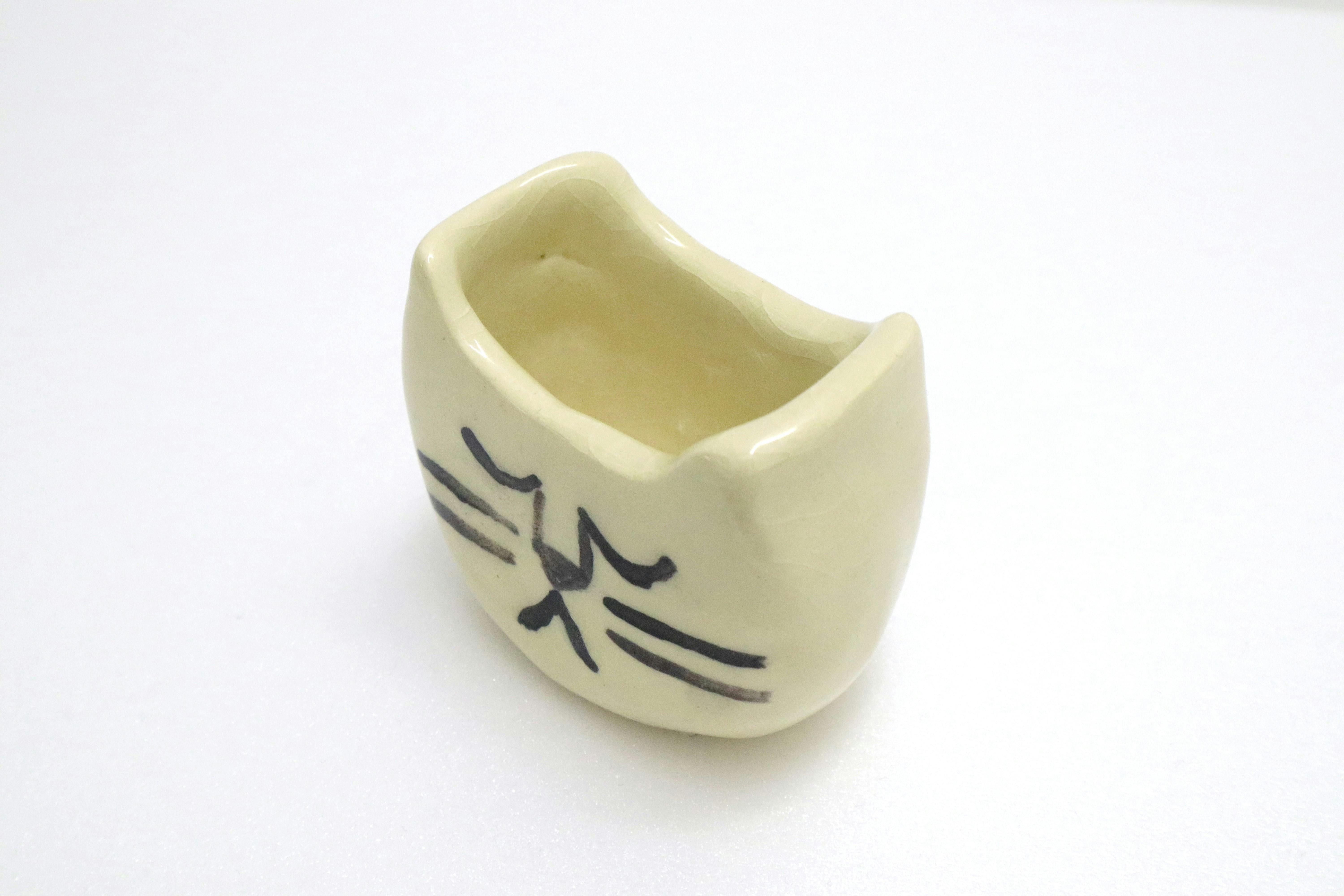 サンダースタジオ　陶器猫　小物入れ