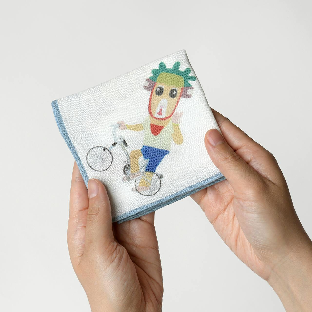 【手頃なサイズ感】折りたたんでポケットに入れやすく、手を拭いたり お弁当を包むのにもちょうどいいサイズです。