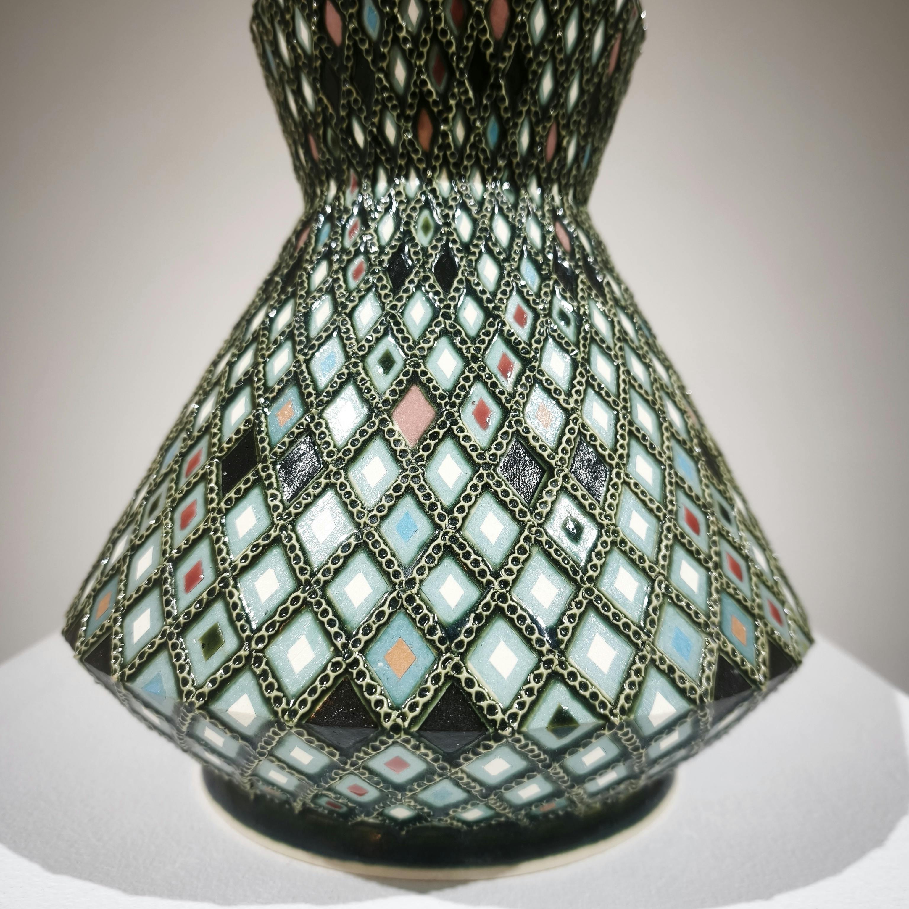 象嵌彩色縄目緑釉壺