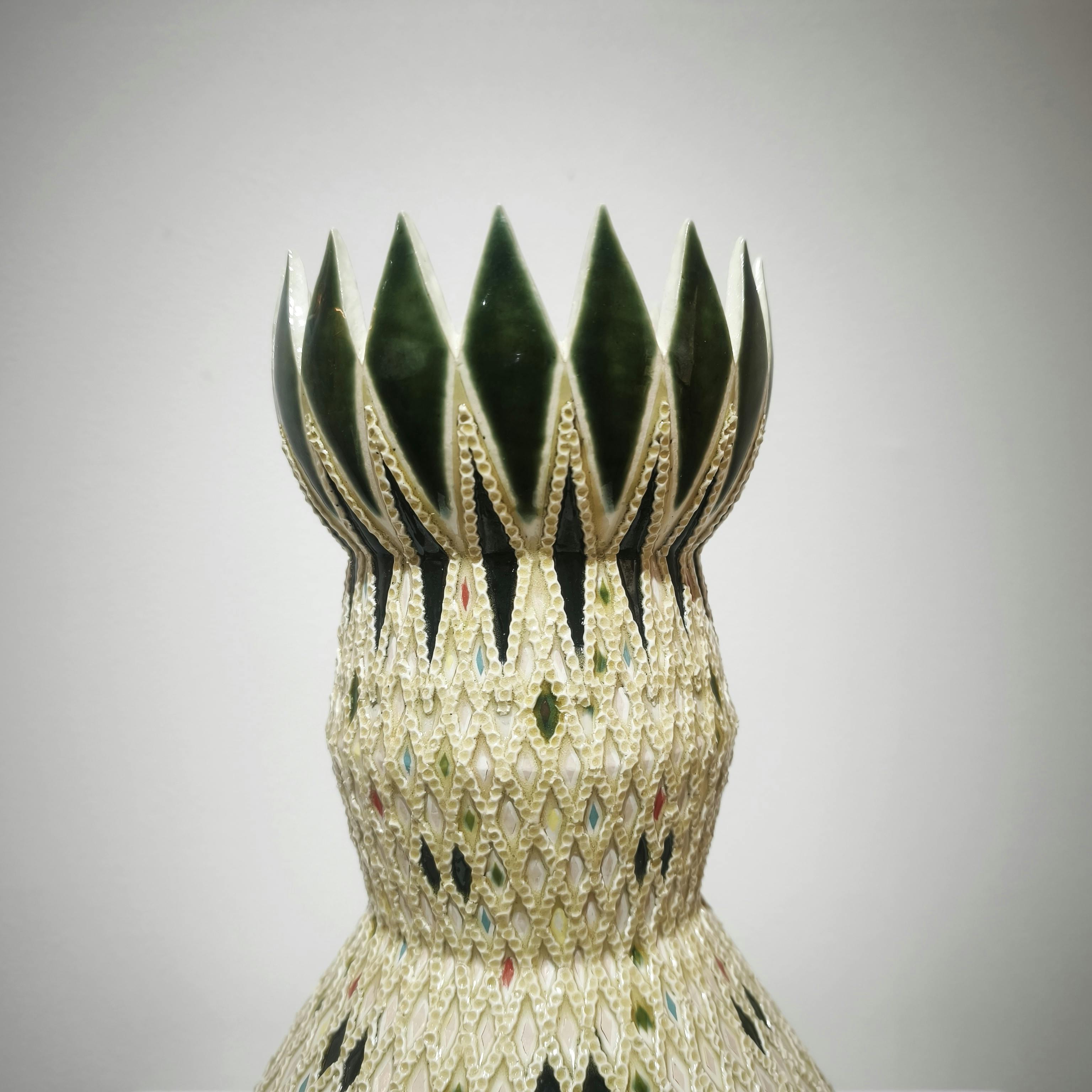 象嵌彩色縄目白地壺