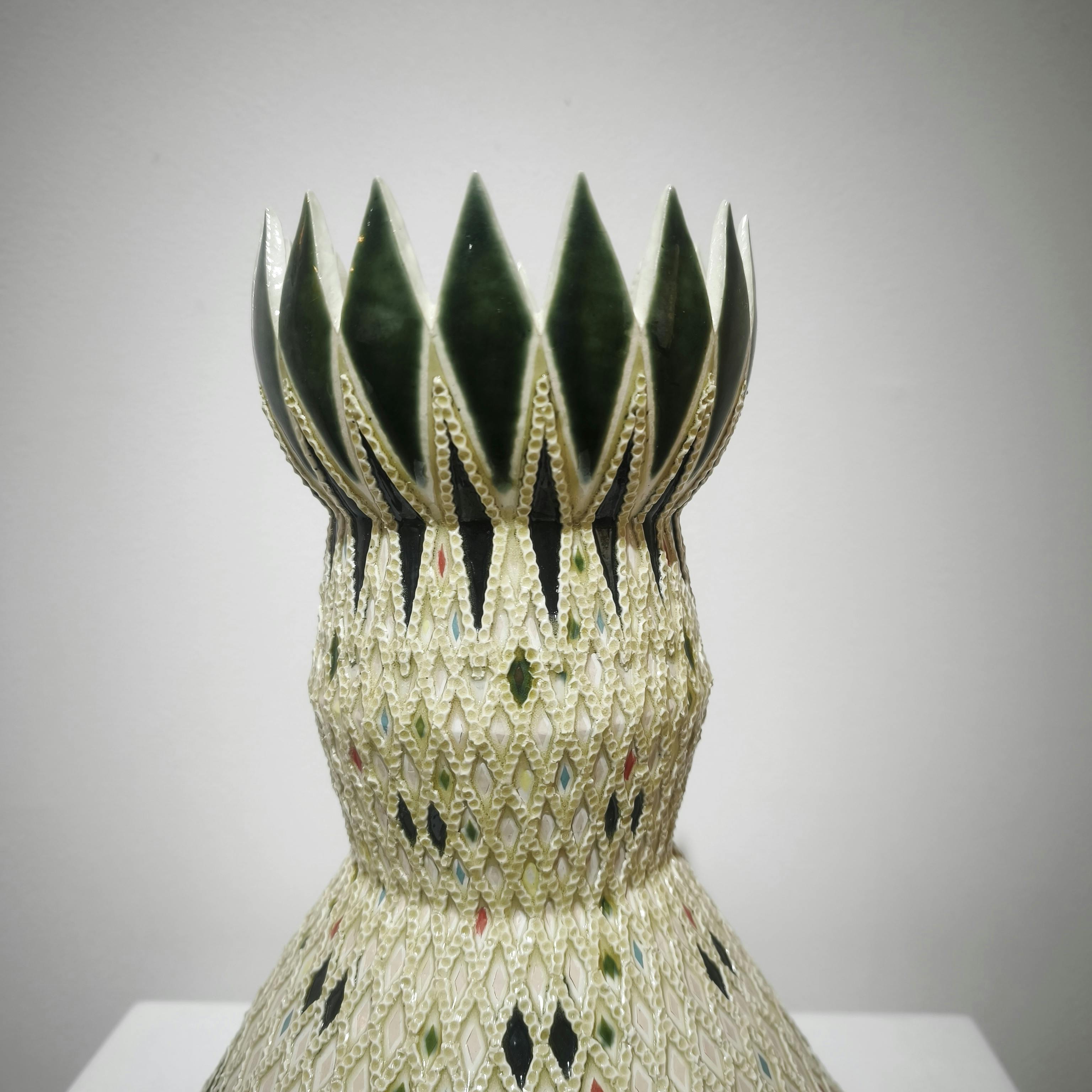 象嵌彩色縄目白地壺