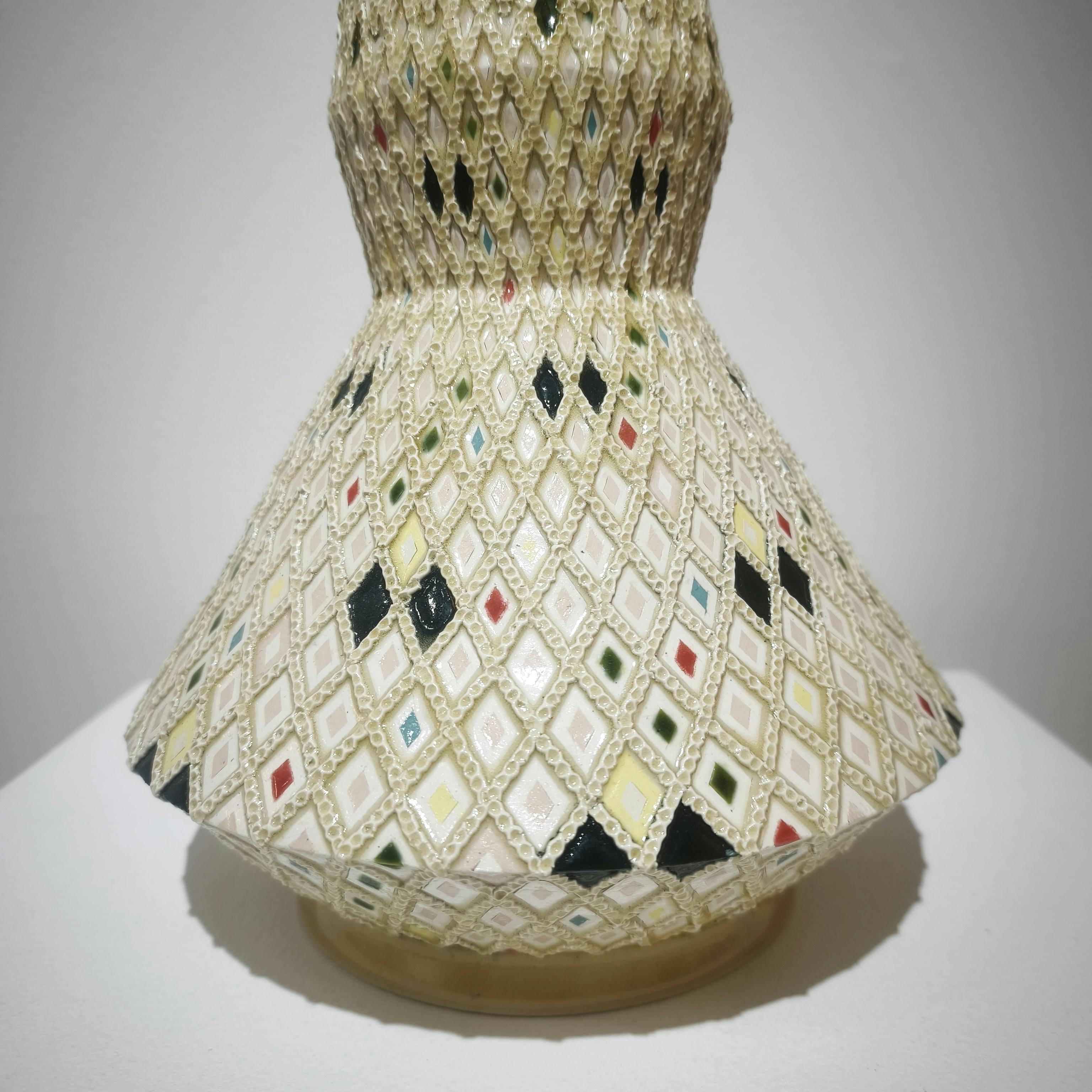 象嵌彩色縄目白地壺