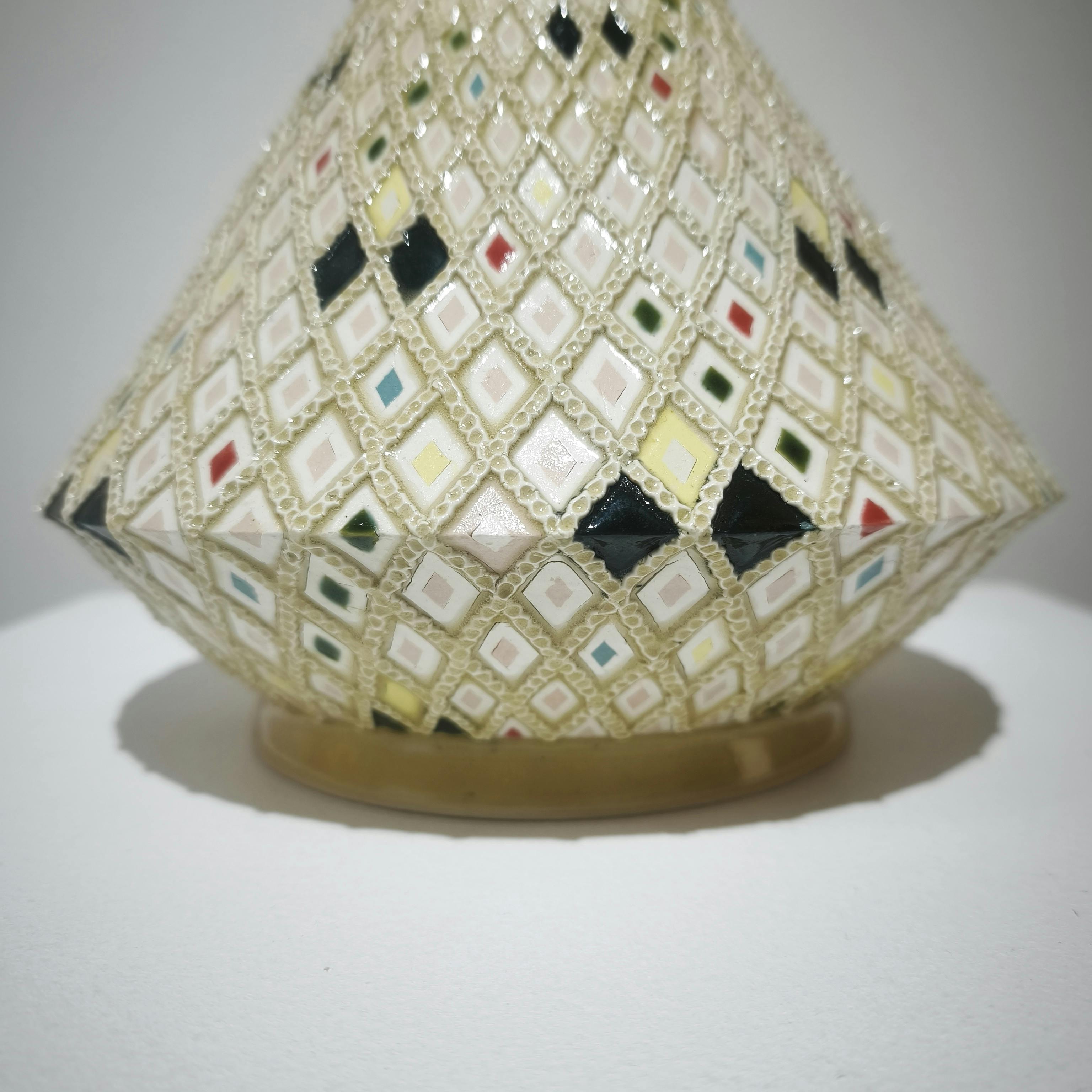 象嵌彩色縄目白地壺