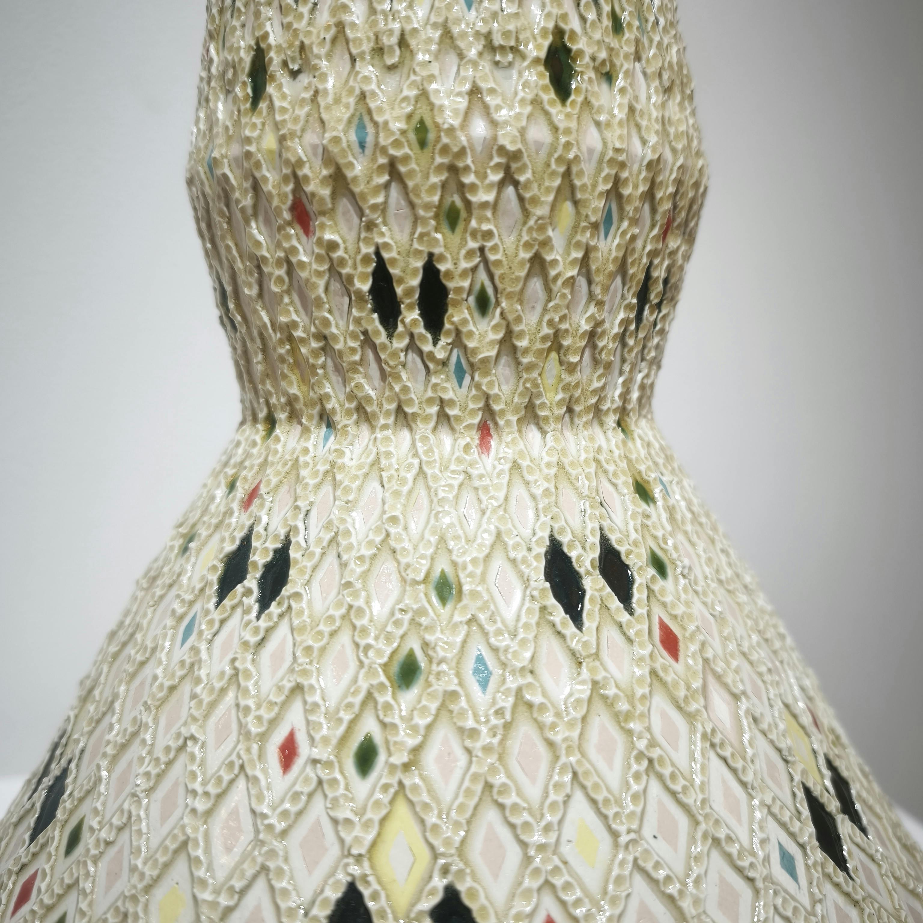 象嵌彩色縄目白地壺