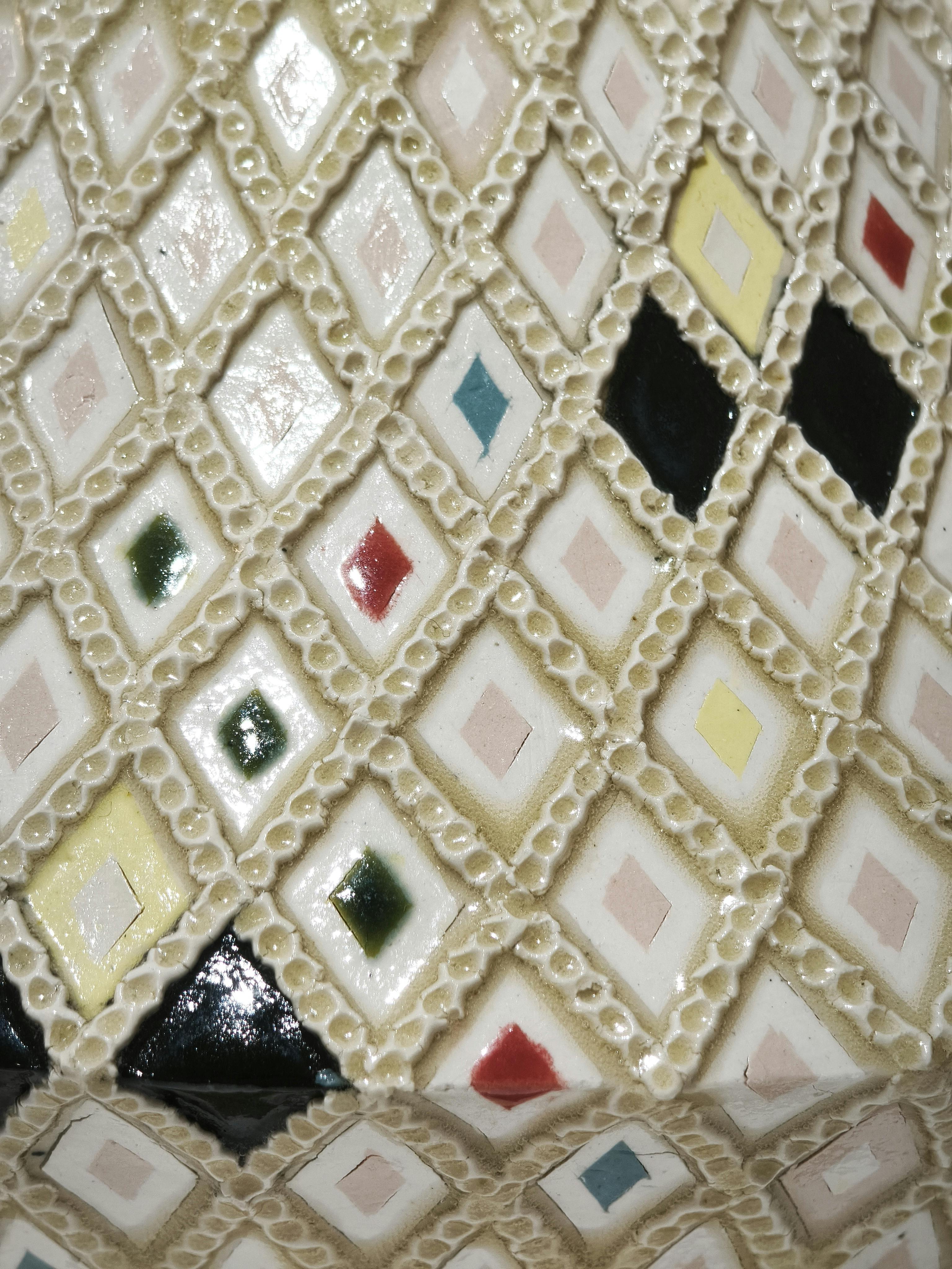 象嵌彩色縄目白地壺