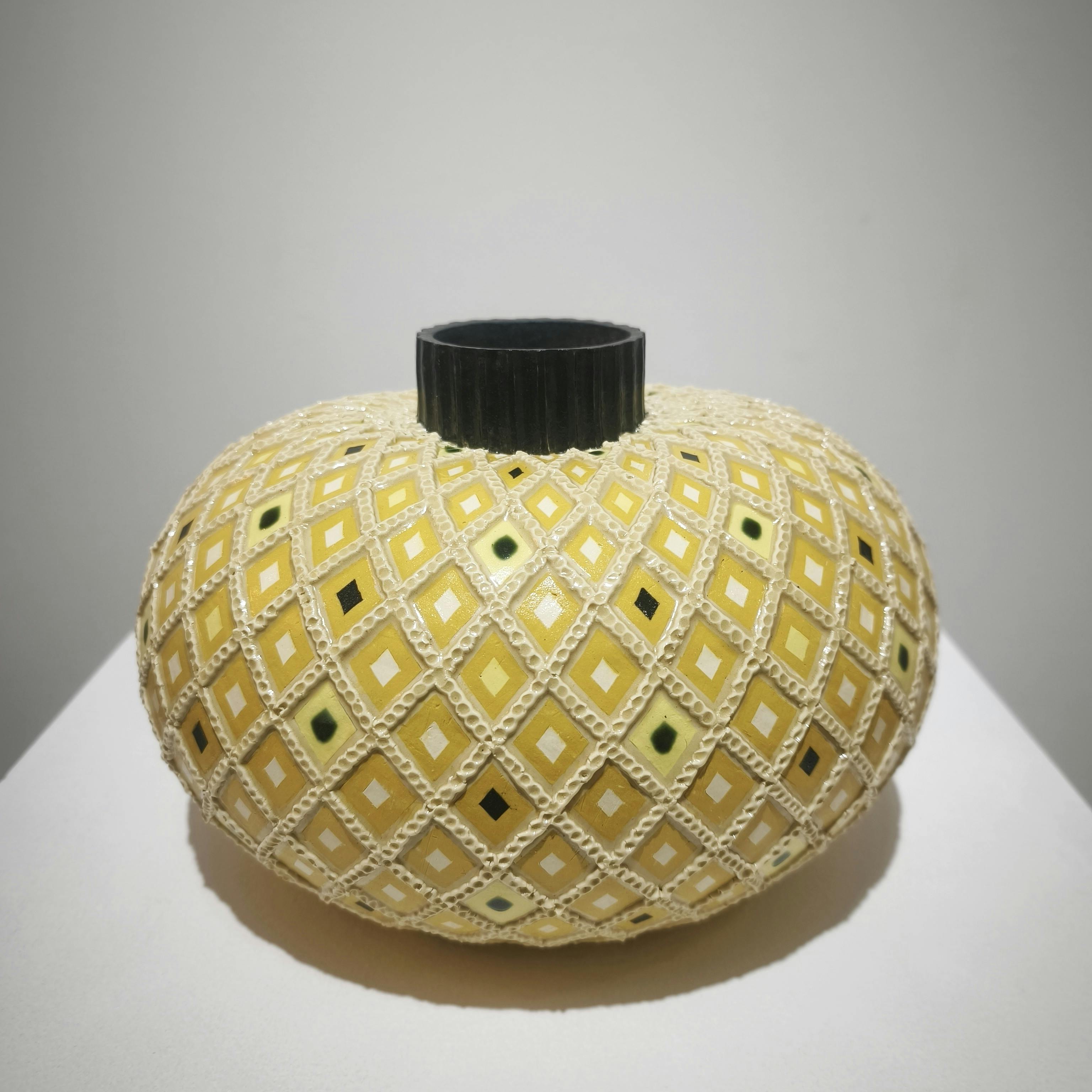 象嵌彩色縄目黄地楕円壺