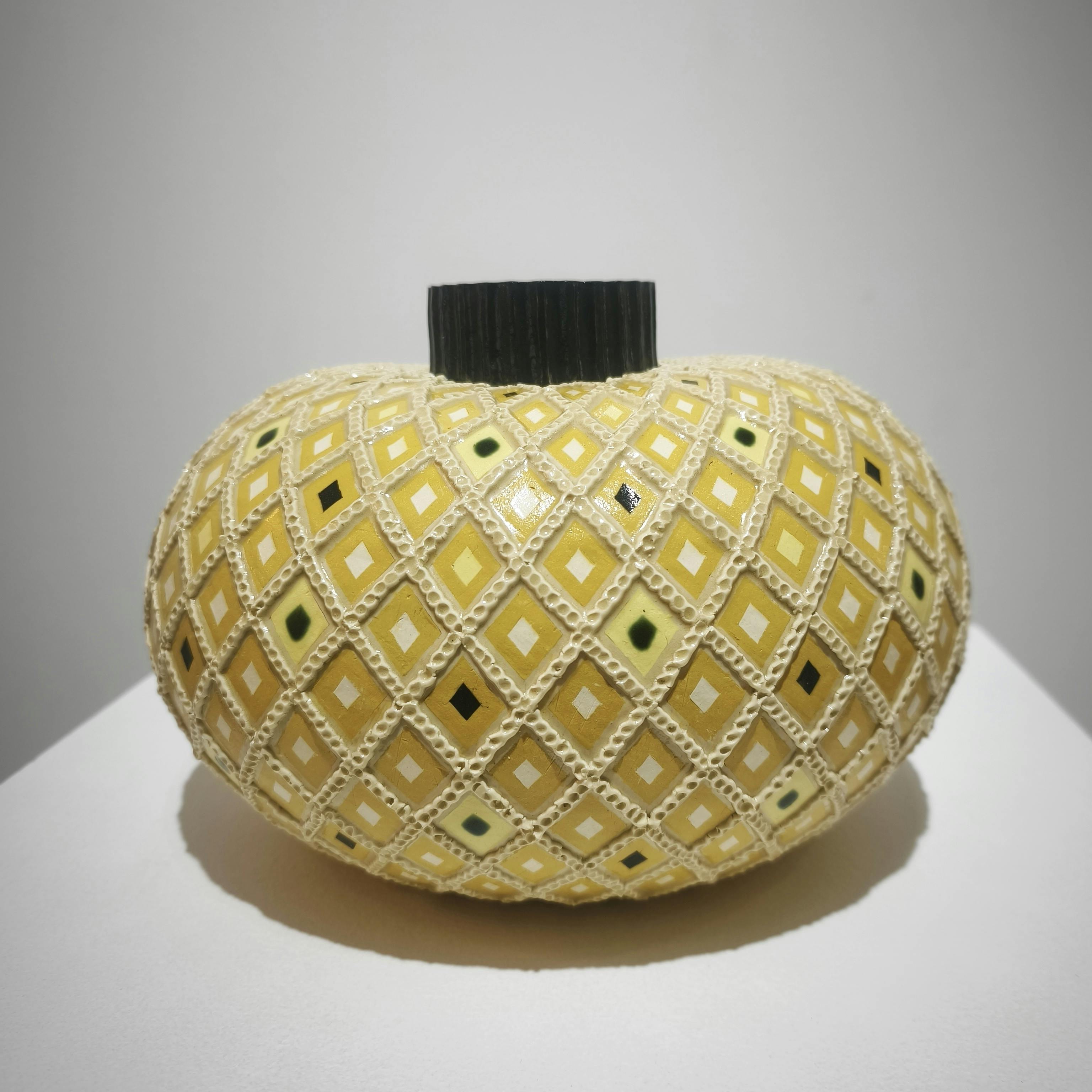 象嵌彩色縄目黄地楕円壺