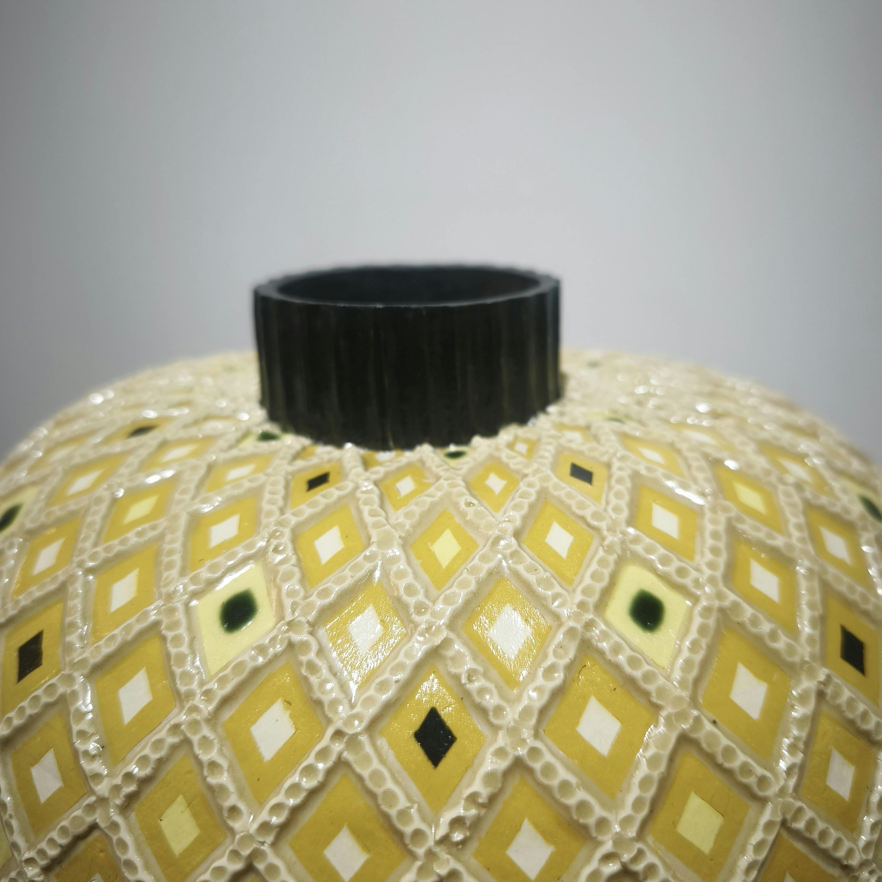 象嵌彩色縄目黄地楕円壺