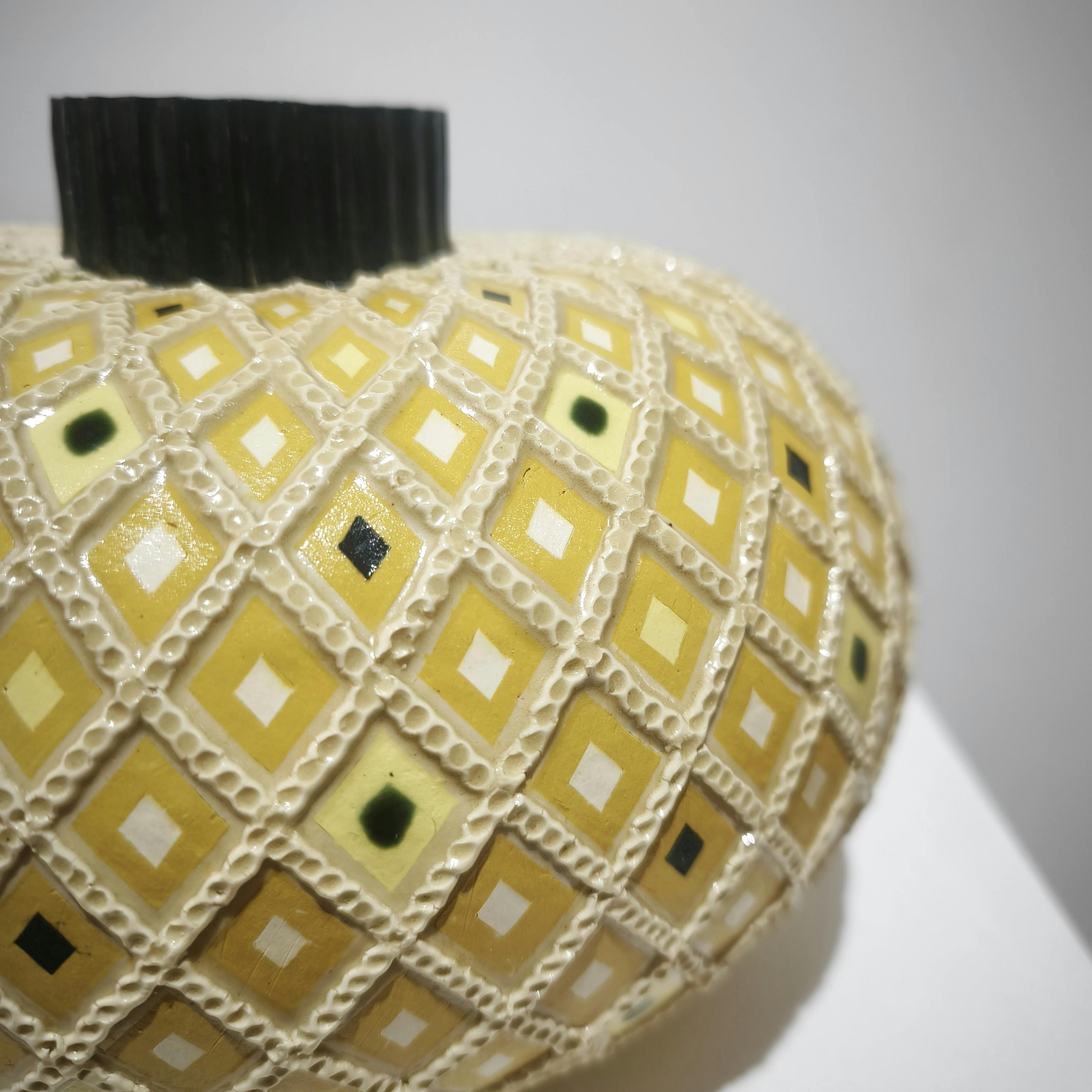 象嵌彩色縄目黄地楕円壺