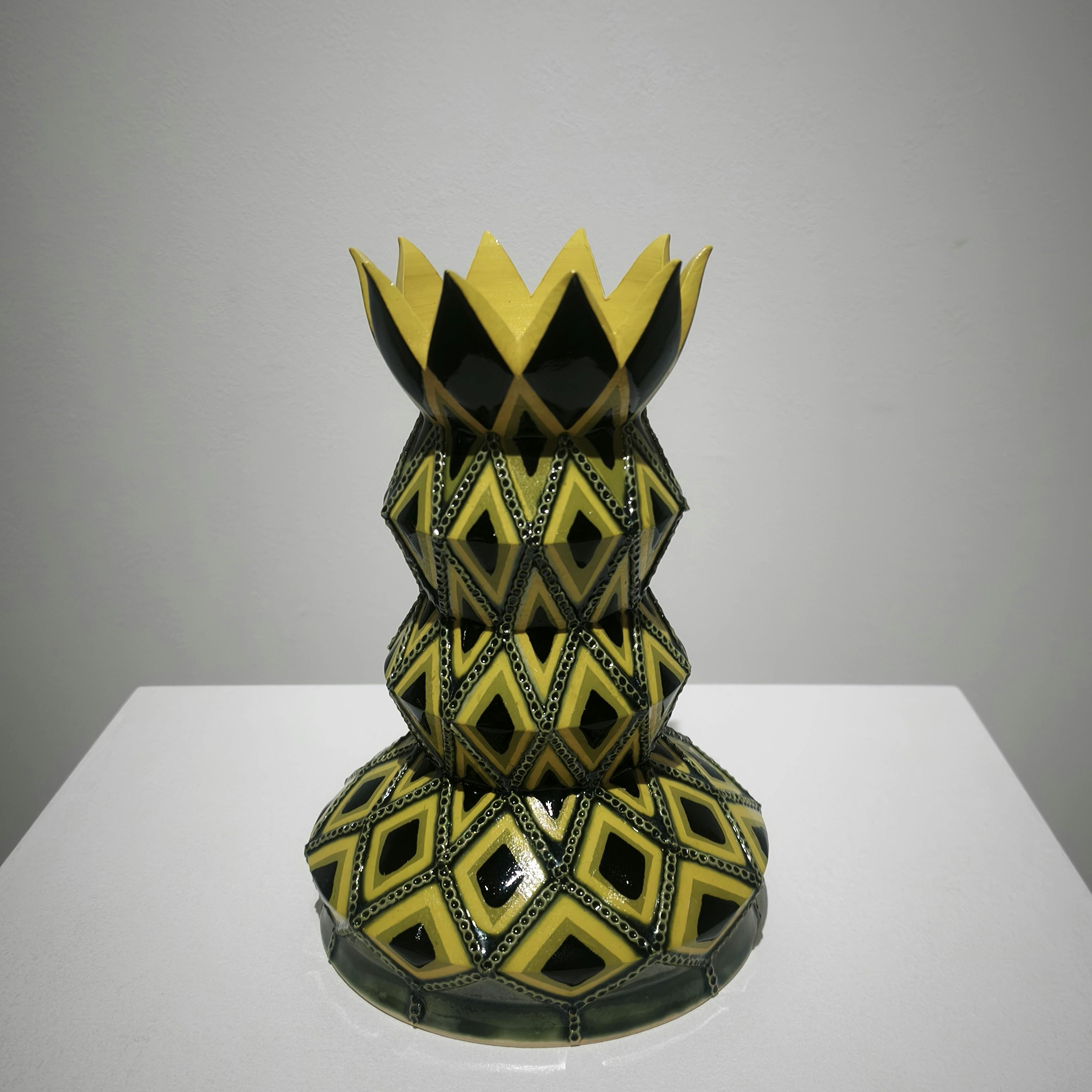 象嵌彩色黄と黒釉縄目緑釉壺