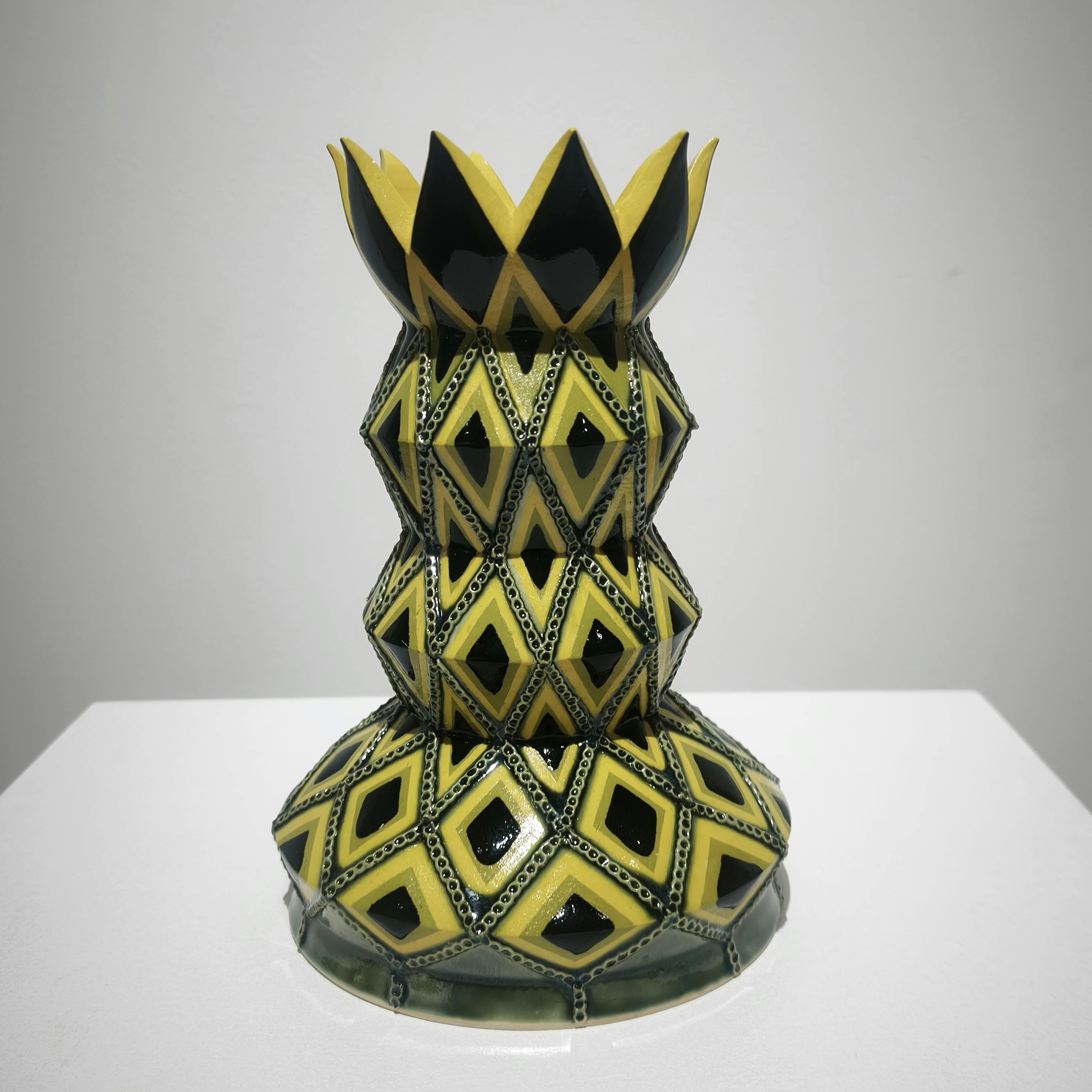 象嵌彩色黄と黒釉縄目緑釉壺