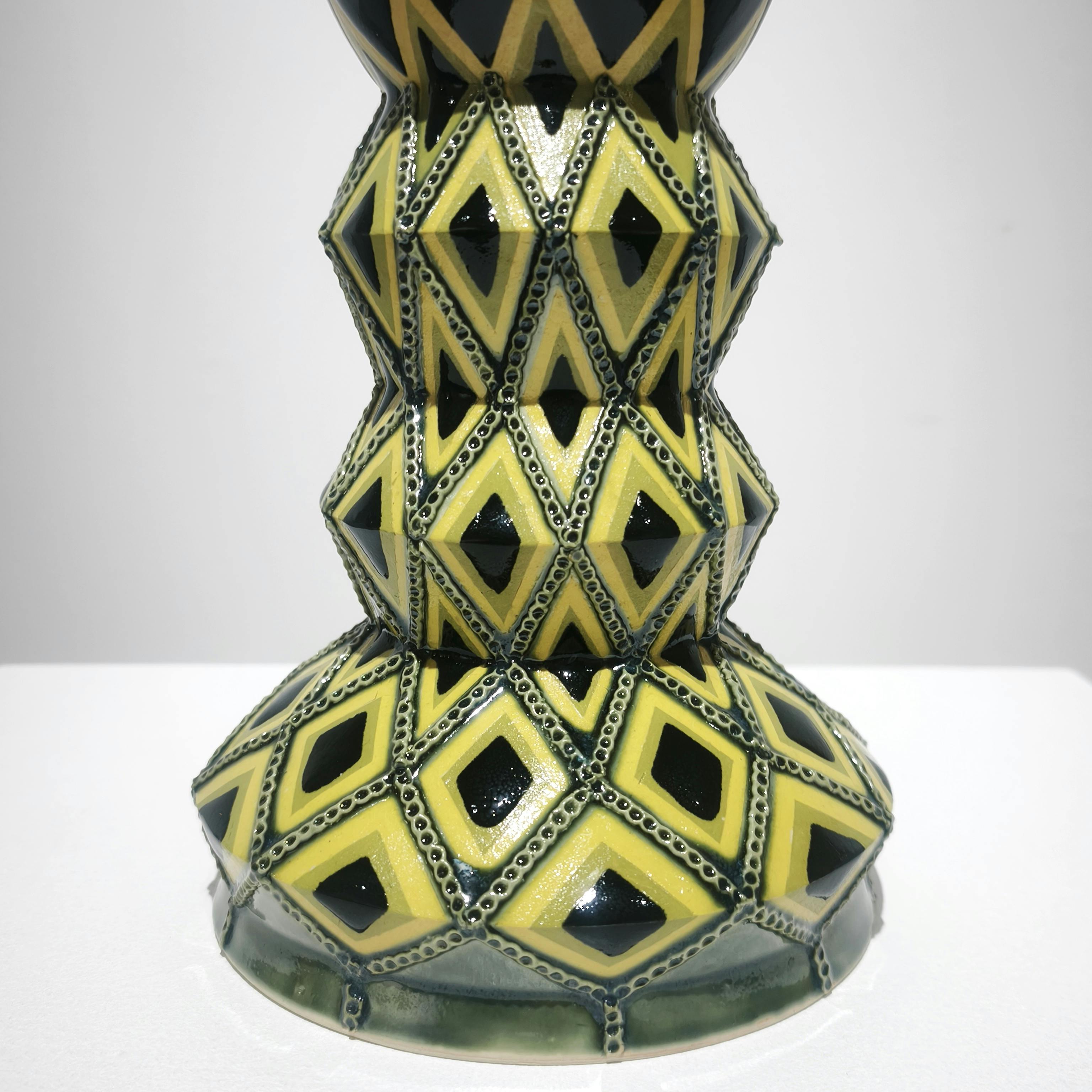 象嵌彩色黄と黒釉縄目緑釉壺