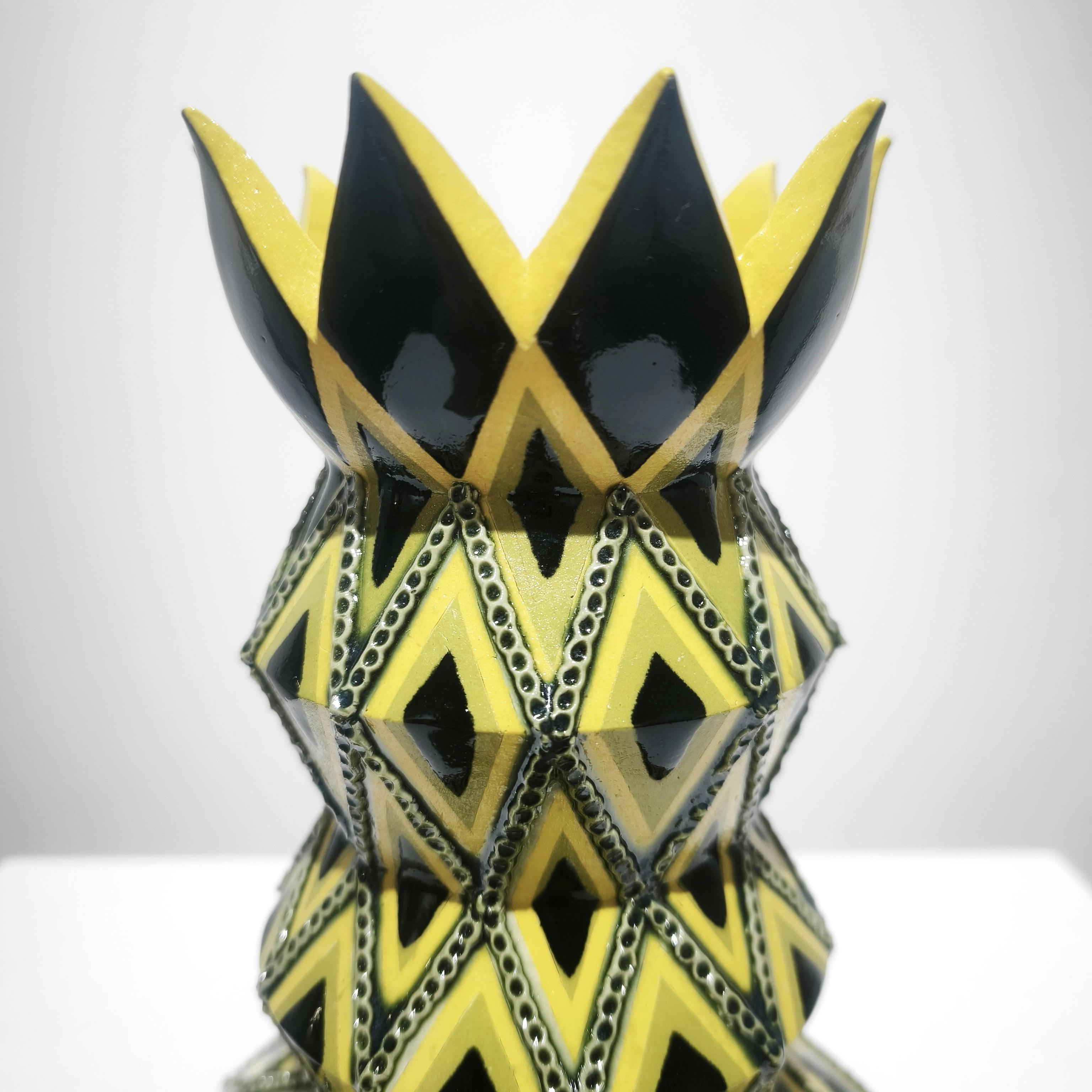 象嵌彩色黄と黒釉縄目緑釉壺