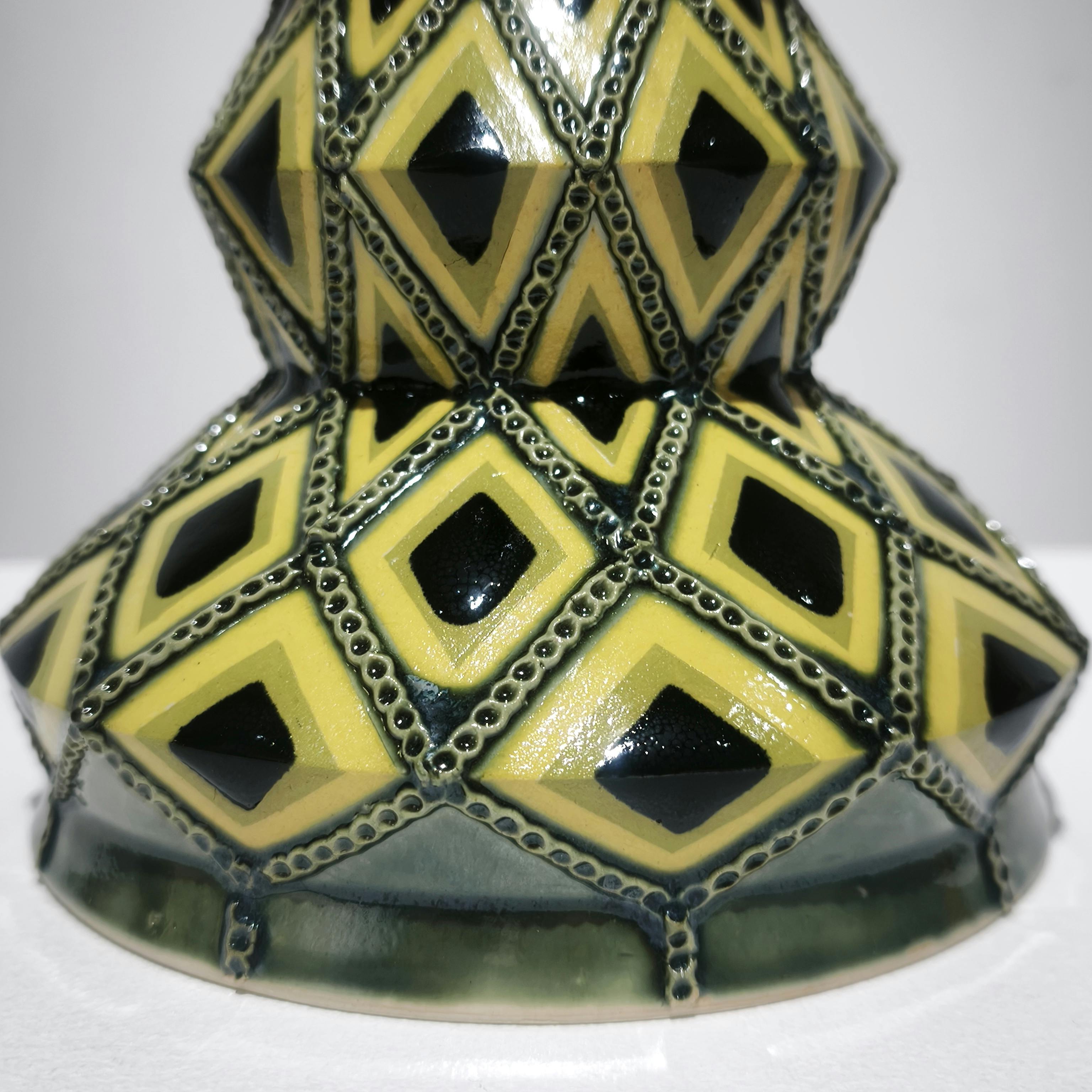 象嵌彩色黄と黒釉縄目緑釉壺