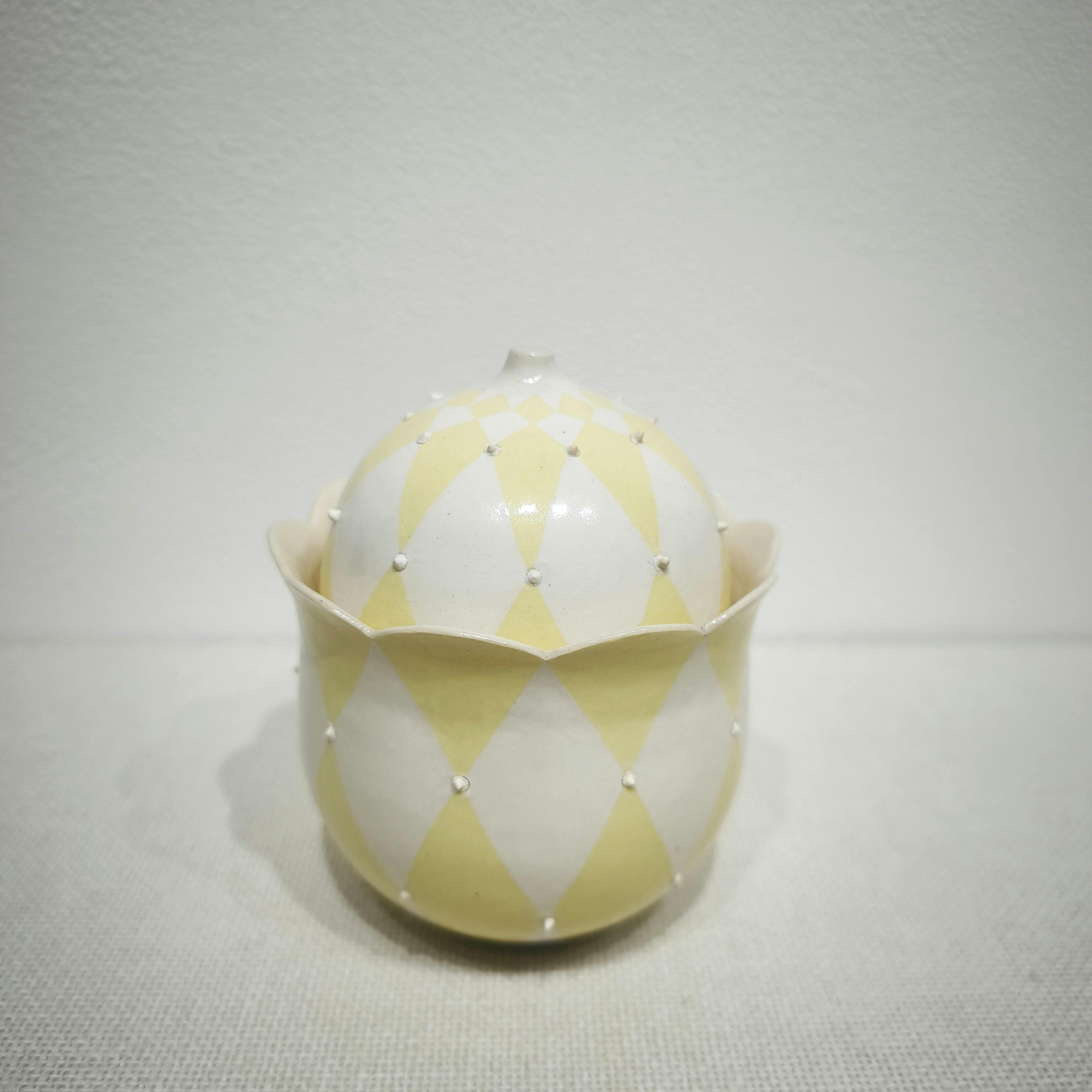 白と黄の蓋物Ⅱ