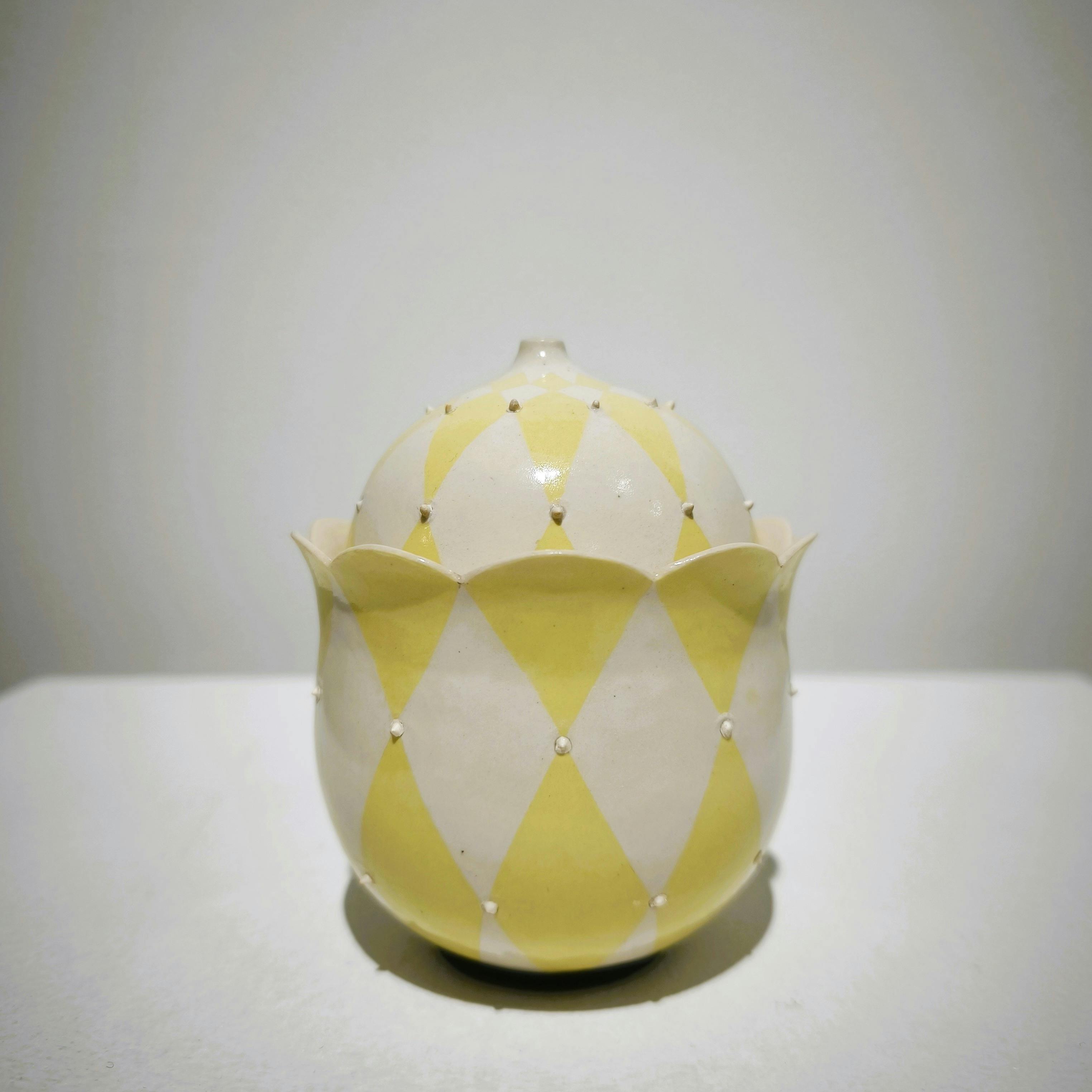 白と黄の蓋物Ⅱ