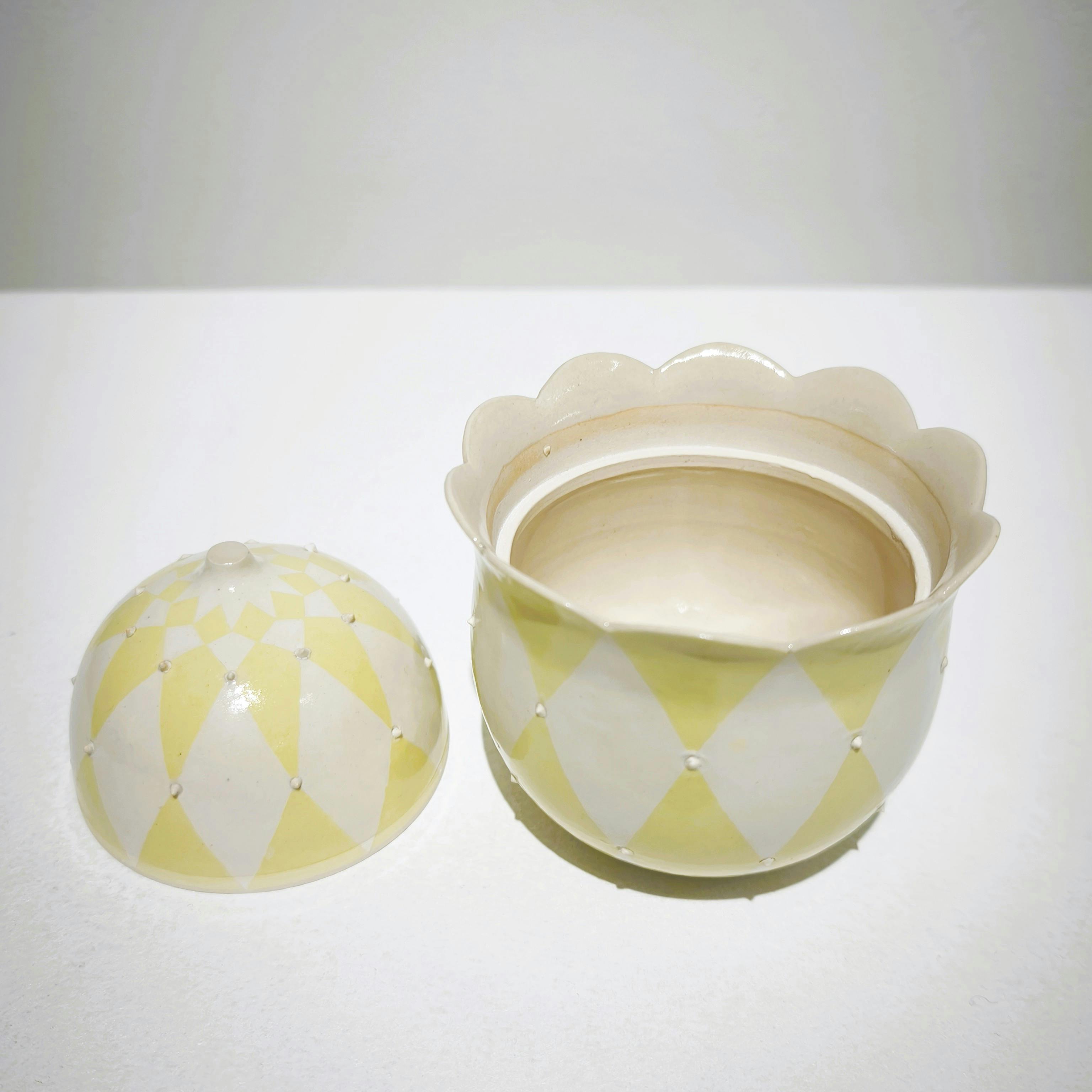 白と黄の蓋物Ⅱ