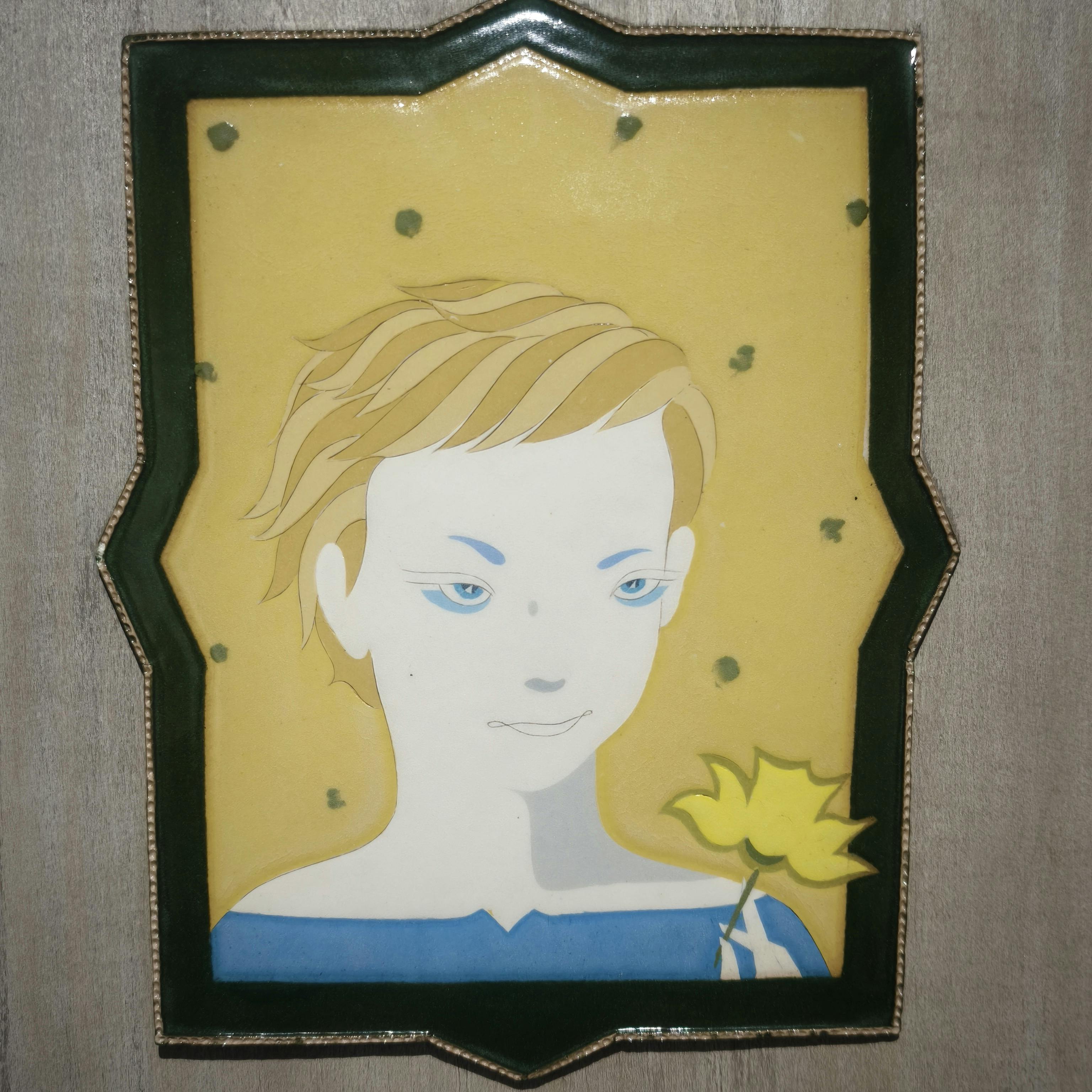 陶板 黄色の花を持つ少年