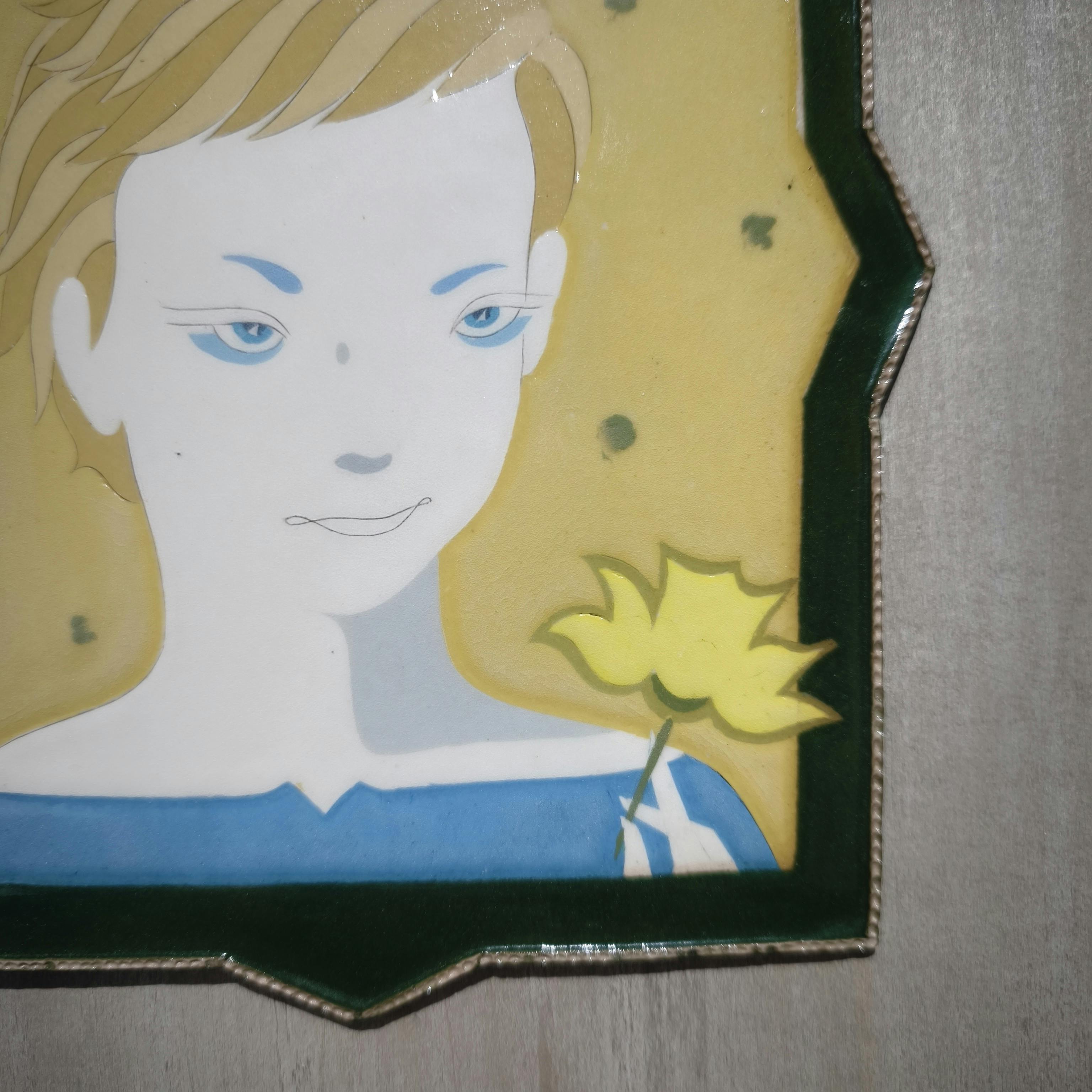 陶板 黄色の花を持つ少年