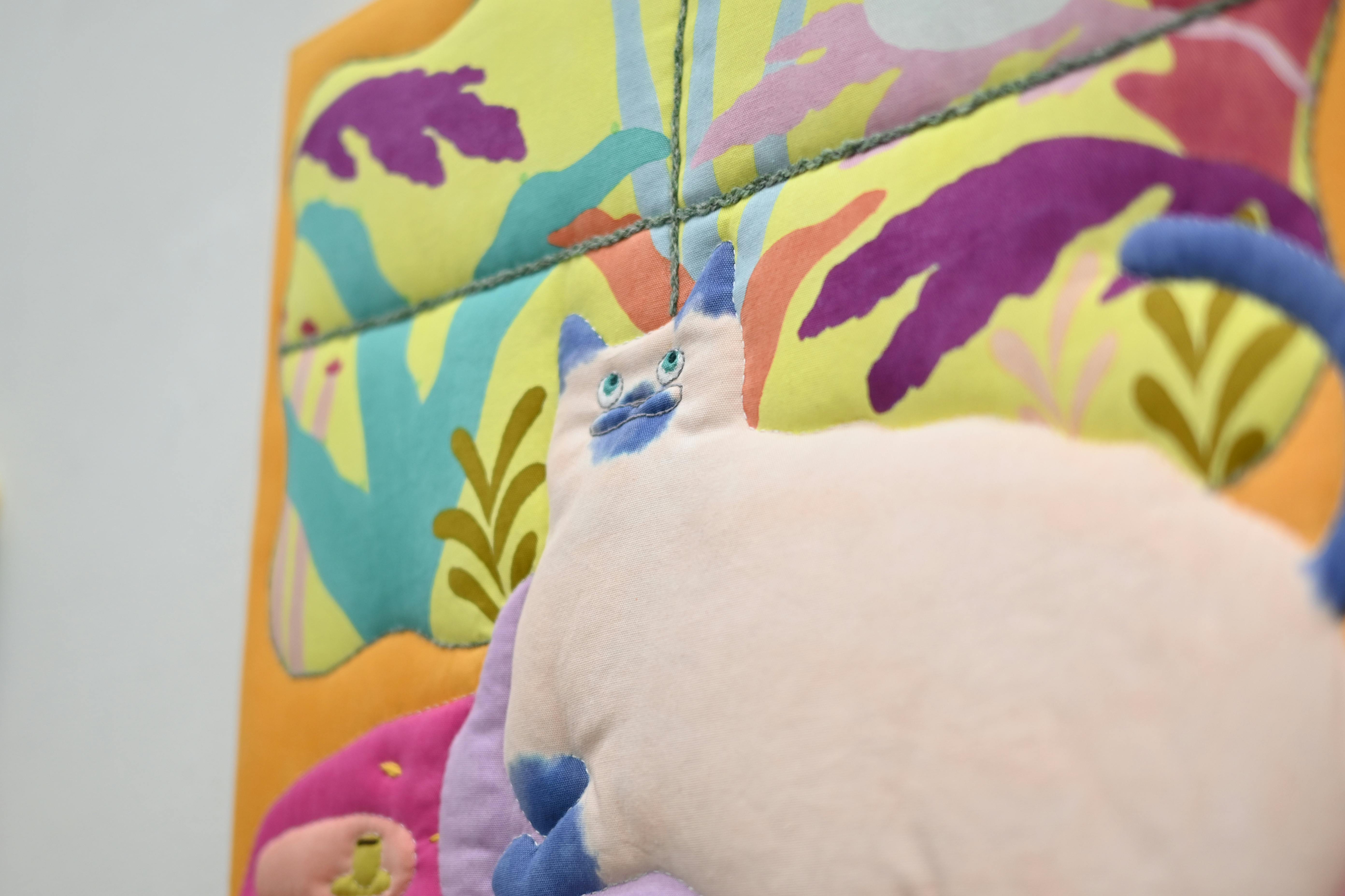 窓の外が気になる猫