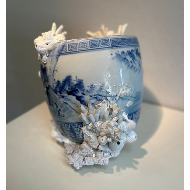 放棄されたもの生まれ変わった化石－ 他人の記憶：日本の火鉢