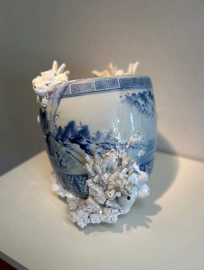 放棄されたもの生まれ変わった化石－ 他人の記憶：日本の火鉢