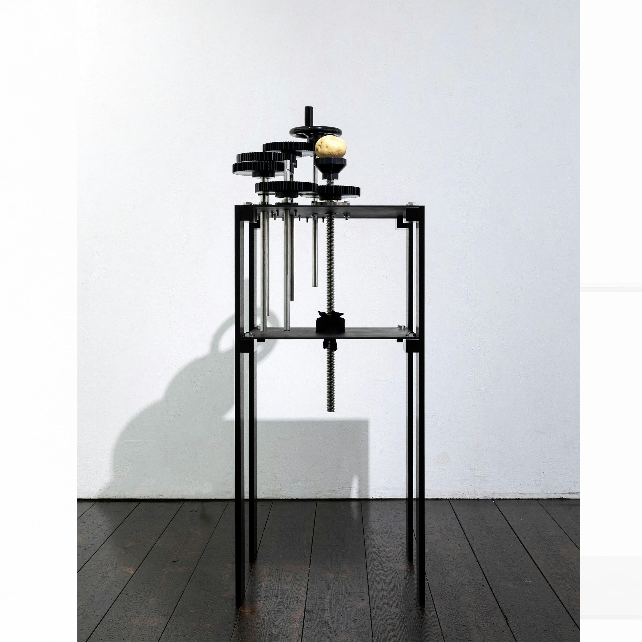 芋の皮を剥くことでさえ　Even peeling potatoes