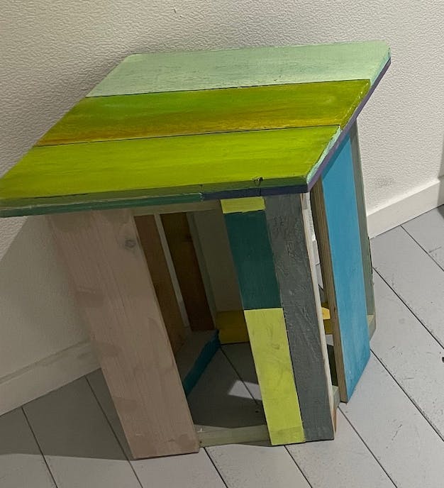 色相の椅子 平行四辺