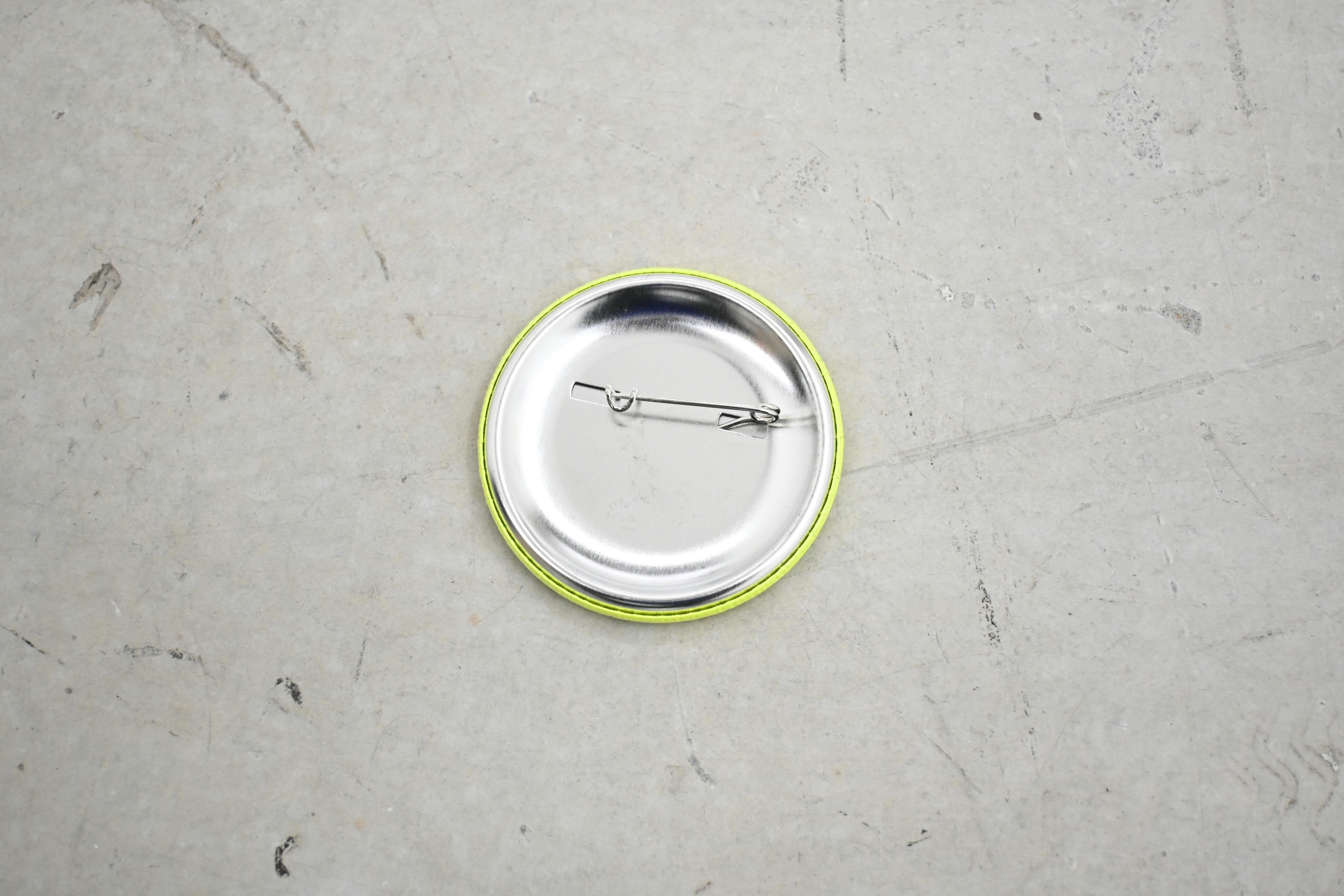 Ken Kagami×OILby美術手帖　辛口アート缶バッジ　「これもアートですか？」