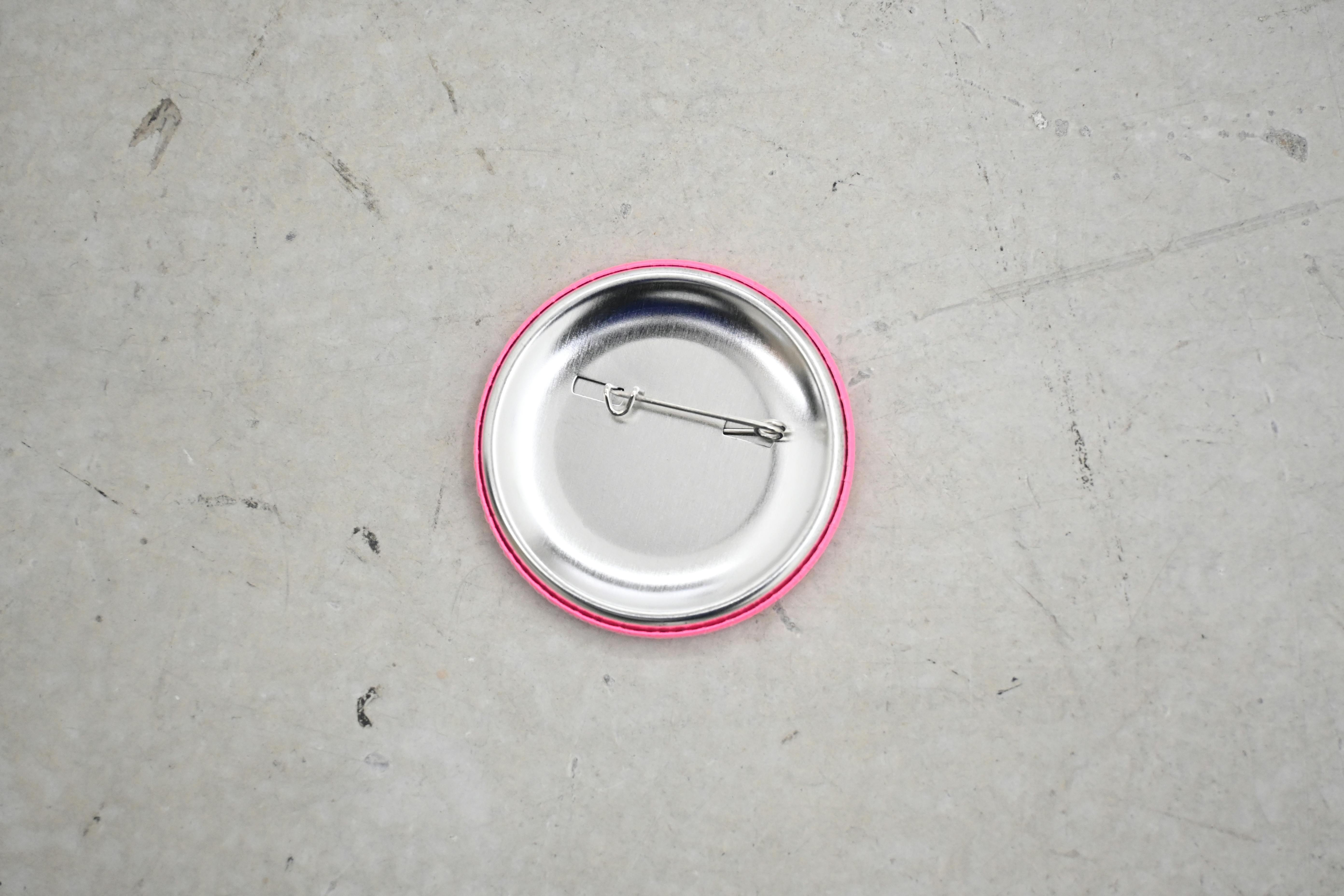 Ken Kagami×OILby美術手帖　辛口アート缶バッジ　「現代美術ファンタスティック！！」